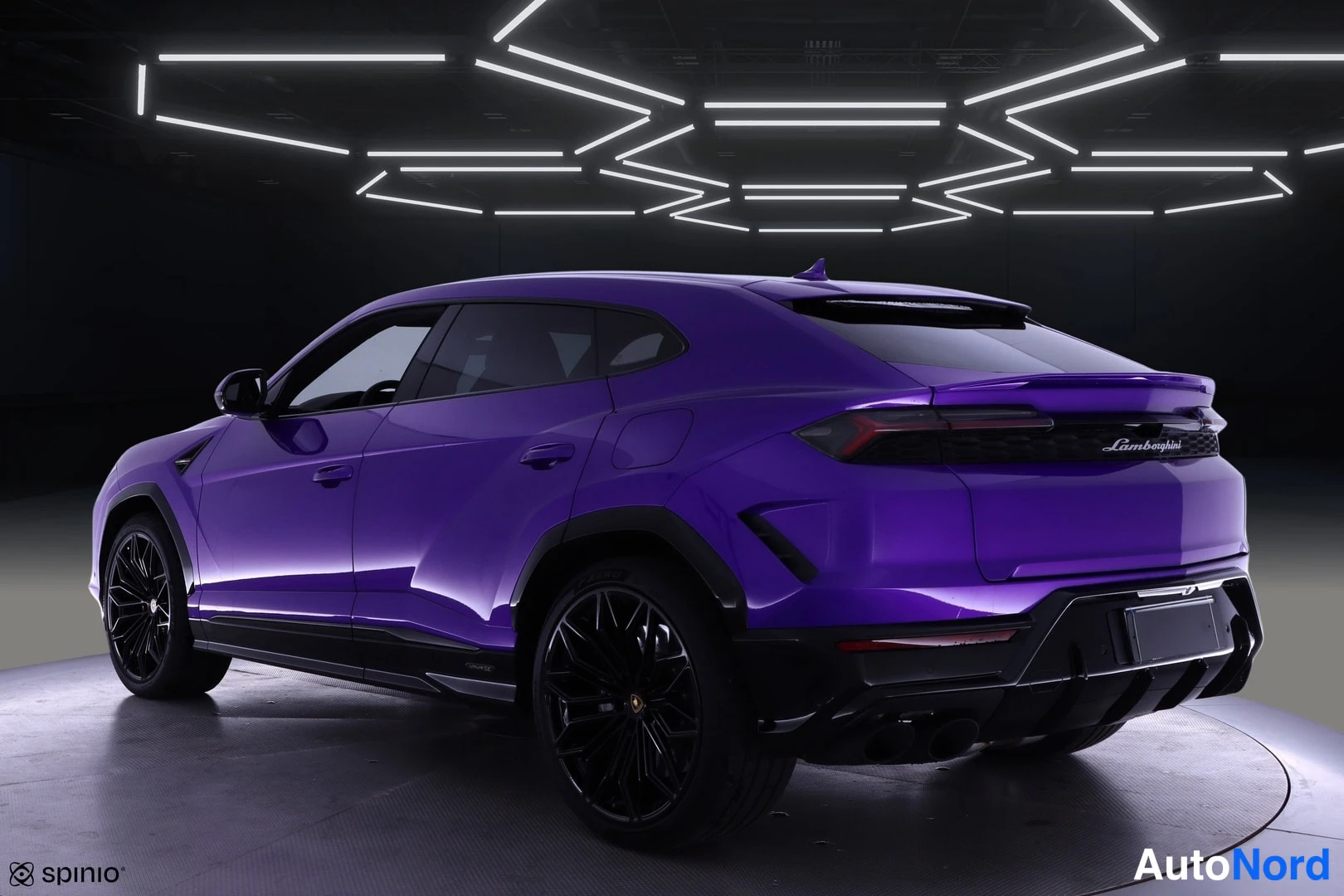 Takaviisto: Violetin urheilumaasturin takaosa ja vasen kylki, Lamborghini-teksti takaluukussa, musta diffuusori.