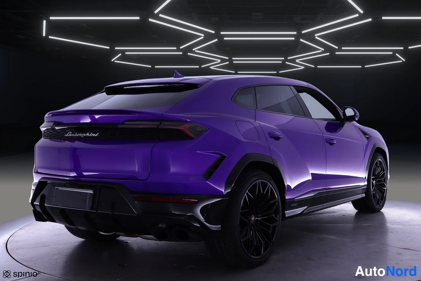 Takaviisto: Violetin urheilumaasturin takaosa ja oikea kylki, Lamborghini-kirjoitus takaluukussa, mustat vanteet.