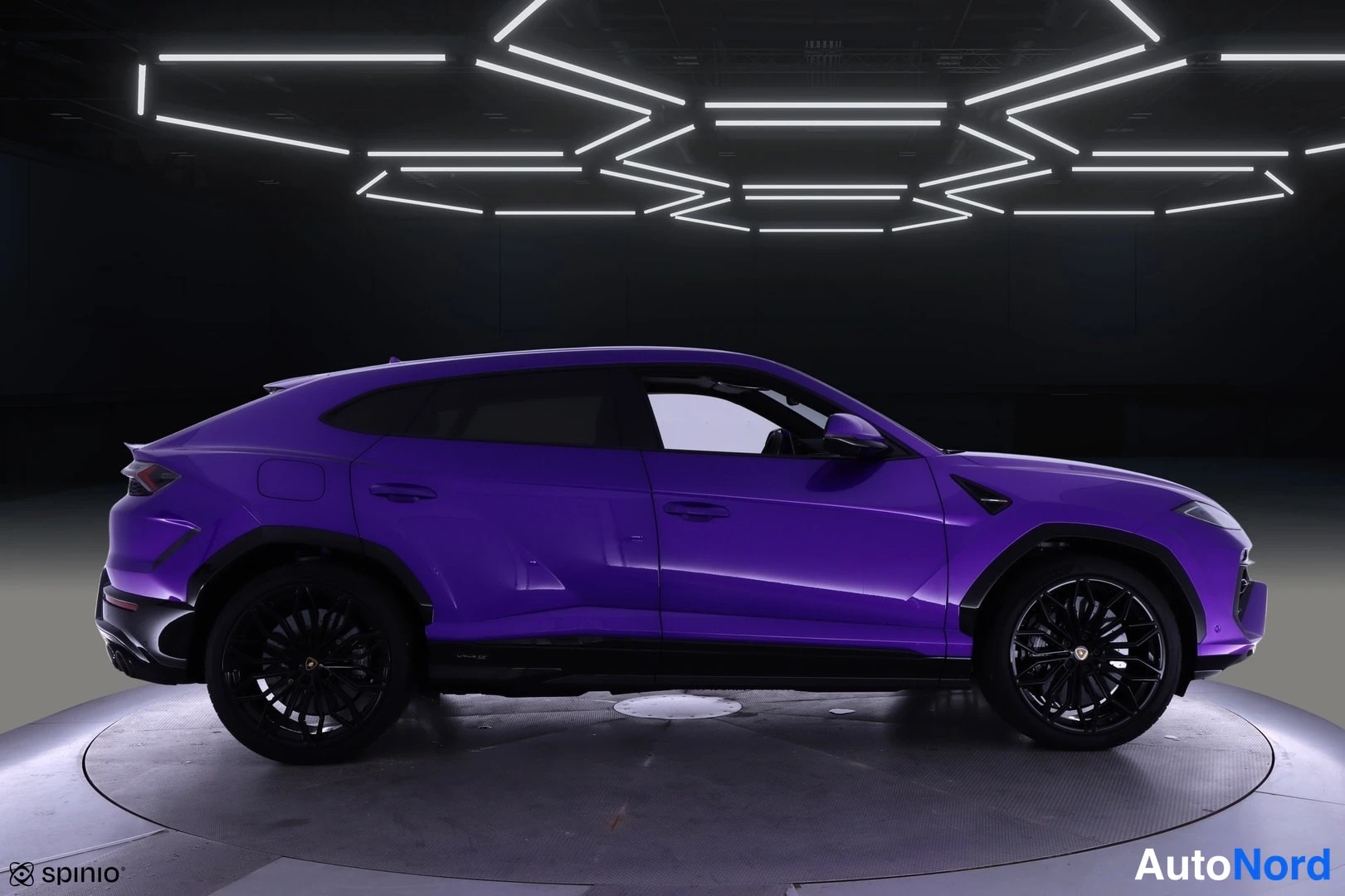Sivulta: Violetti Lamborghini Urus -maasturin sivuprofiili studiokuvassa, pyörät ja ovipaneelit näkyvät.