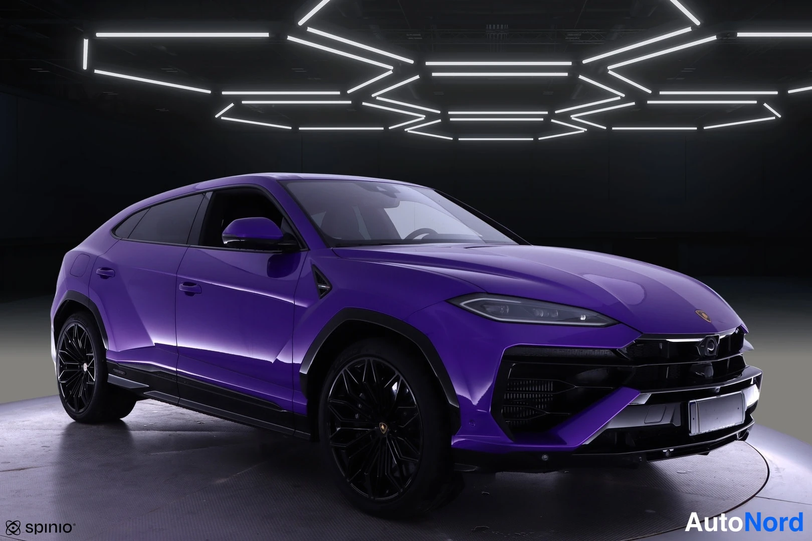 Etuviisto, nokka oikealle: Violetin Lamborghini Uruksen etunäkyy kolmasosakulmasta oikealta, konepelti, etusäleikkö ja mustat vanteet näkyvät.