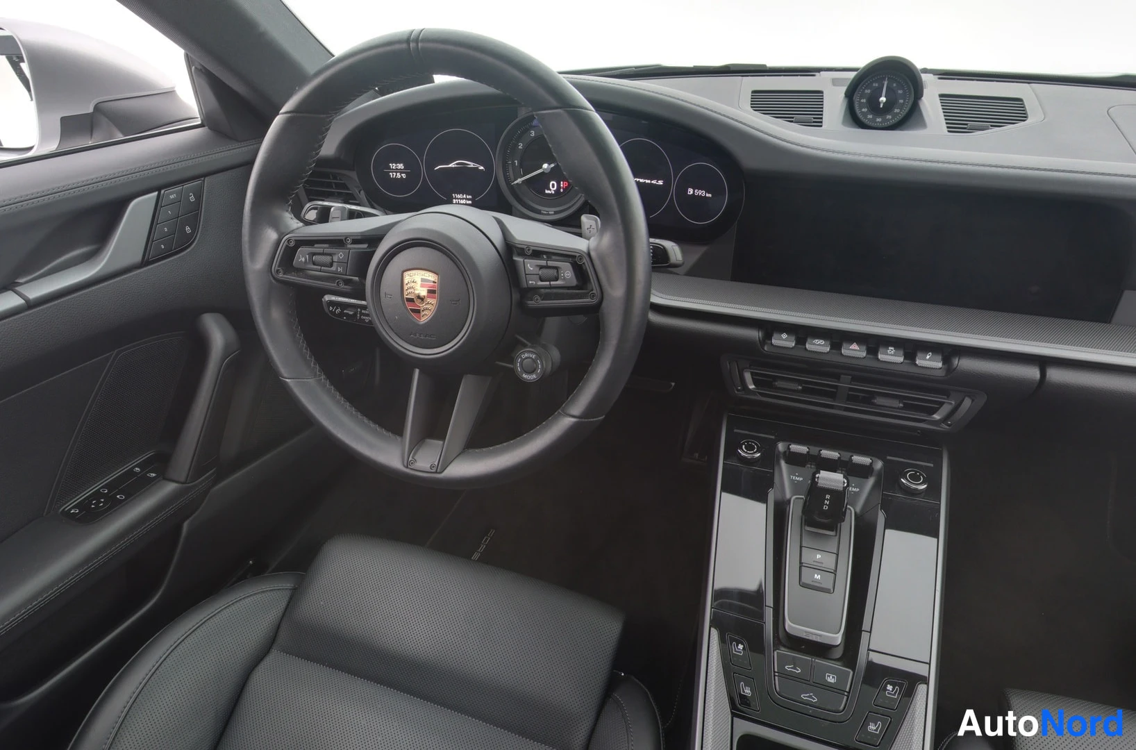 Muu: Auton ohjaamo: Porsche-ohjauspyörä, digitaalinen mittaristo, keskinäyttö ja automaattivaihteen valitsin