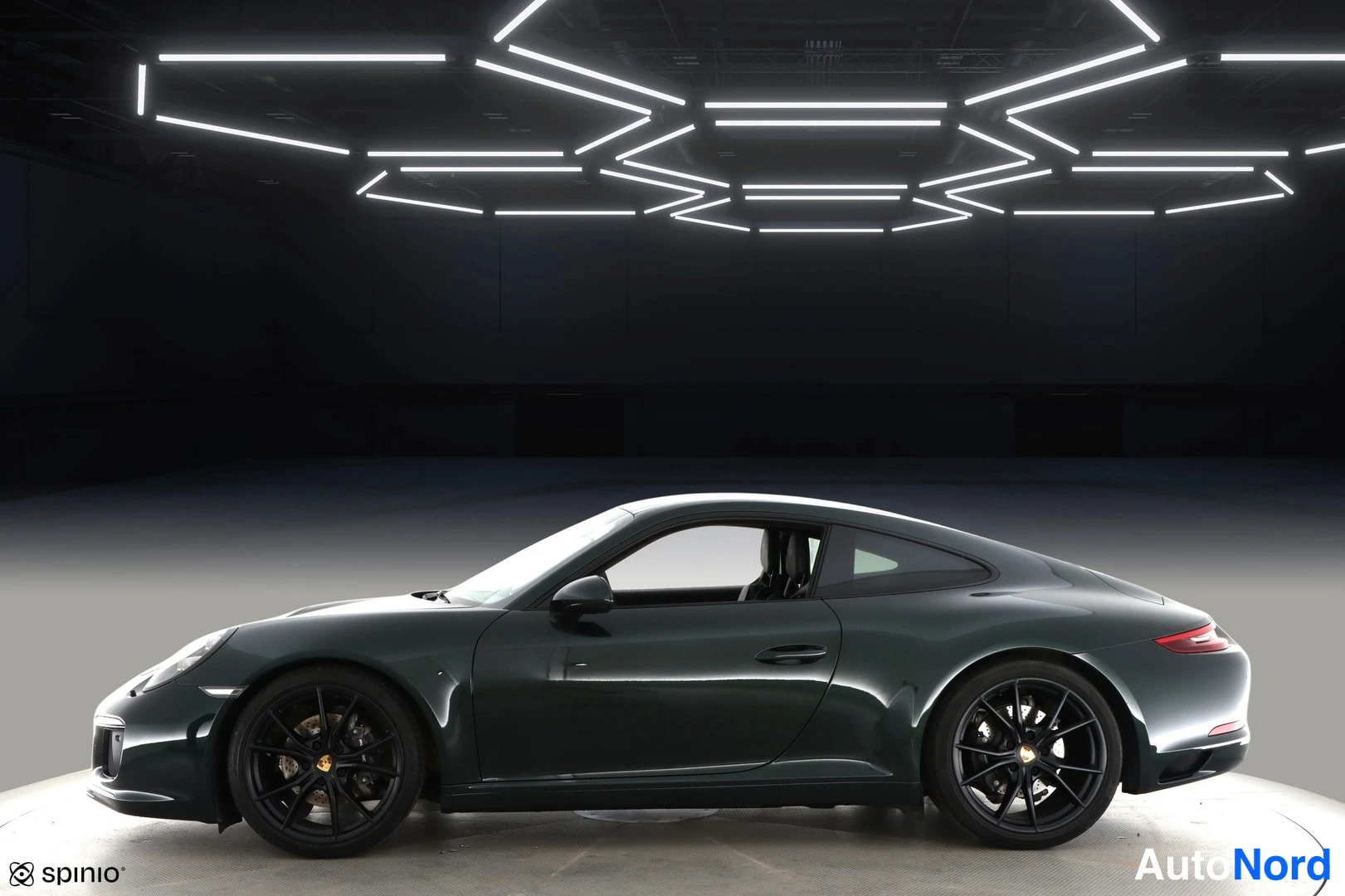 Sivulta: Porsche 911 -coupén sivutarkastus, vasen kylki tummanvihreällä maalilla.