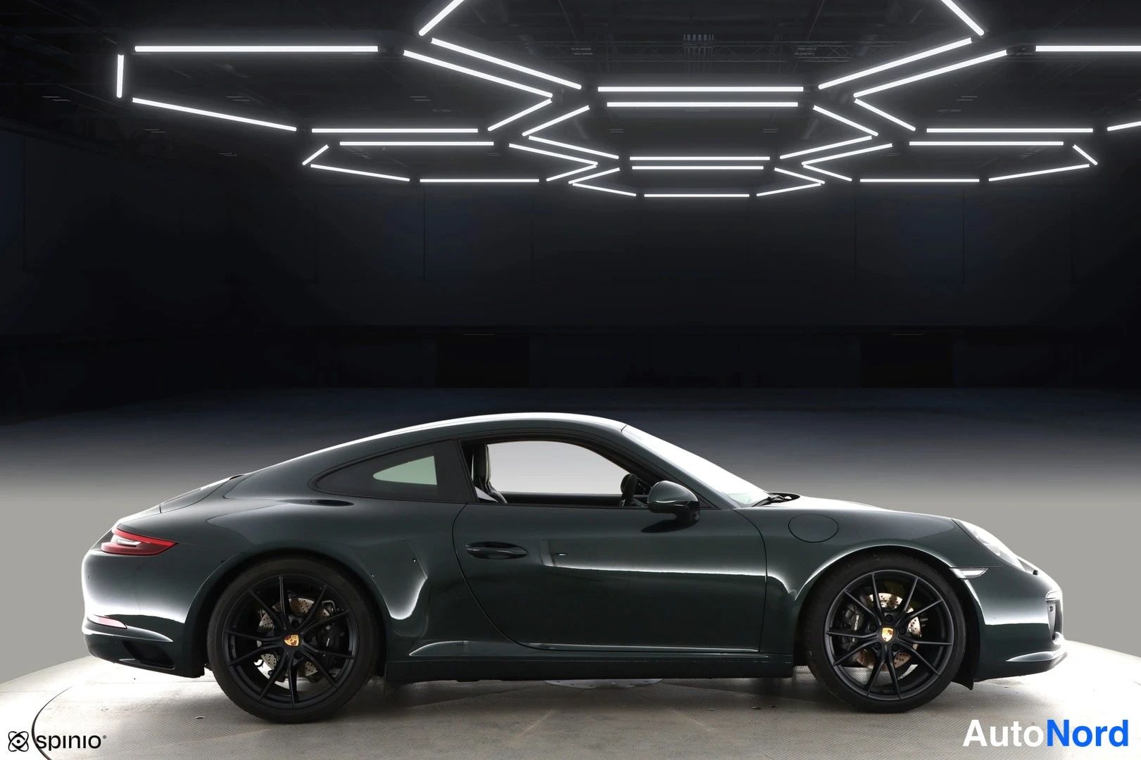 Sivulta: Porsche 911 -coupén sivutarkastus, oikea kylki tummanvihreällä maalilla.