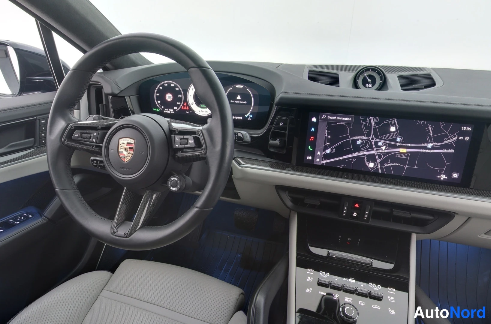 Muu: porsche-ohjauspyörä, digitaalinen mittaristo, keskinäyttö ja ilmastointilaitteet näkyvät.