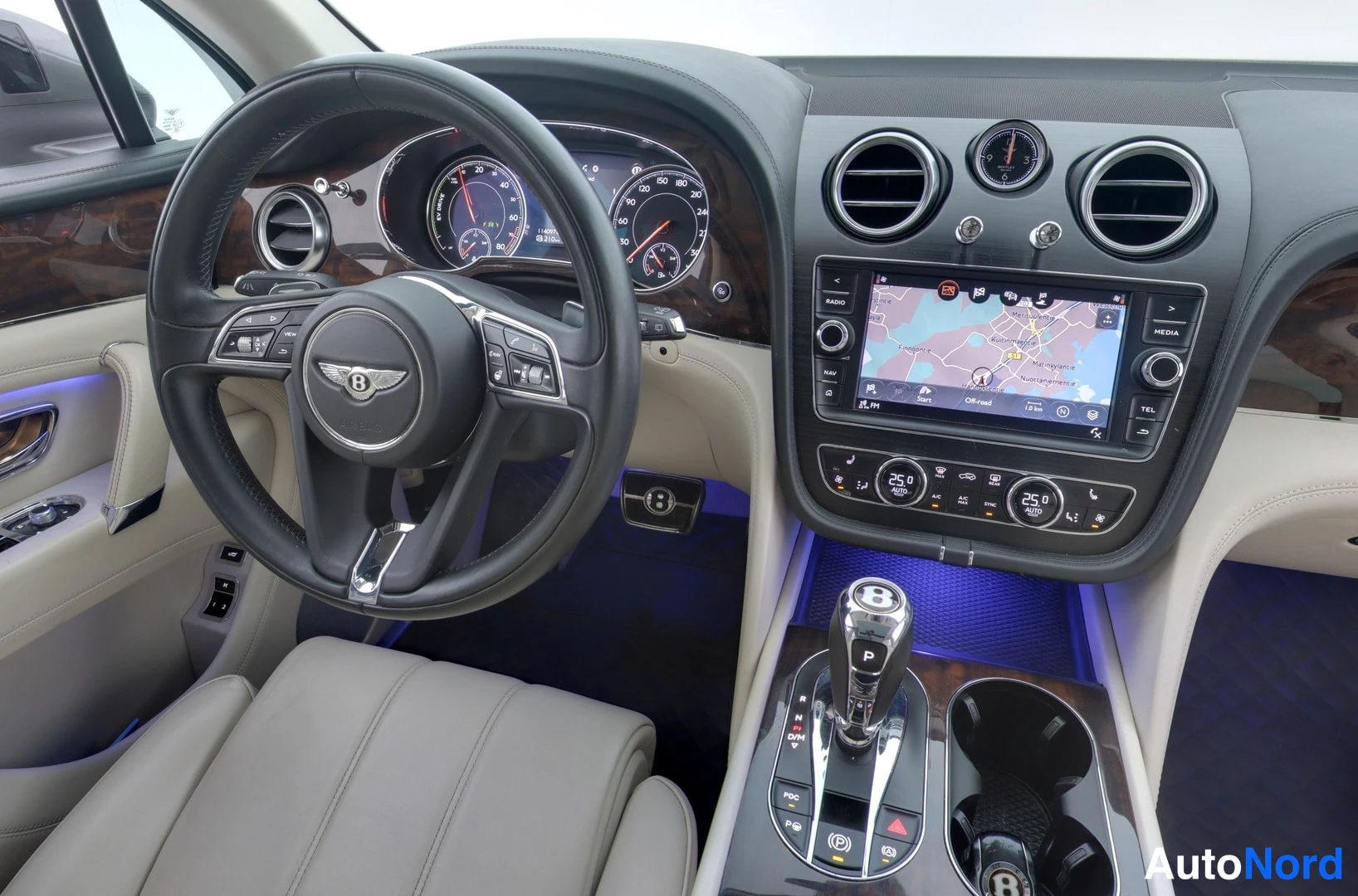 Muu: Bentley-ohjauspyörä, mittaristo, karttaa näyttävä infotainment-näyttö, automaattivaihteen valitsin ja kaksivyöhykeilmastointi (25,0 astetta).