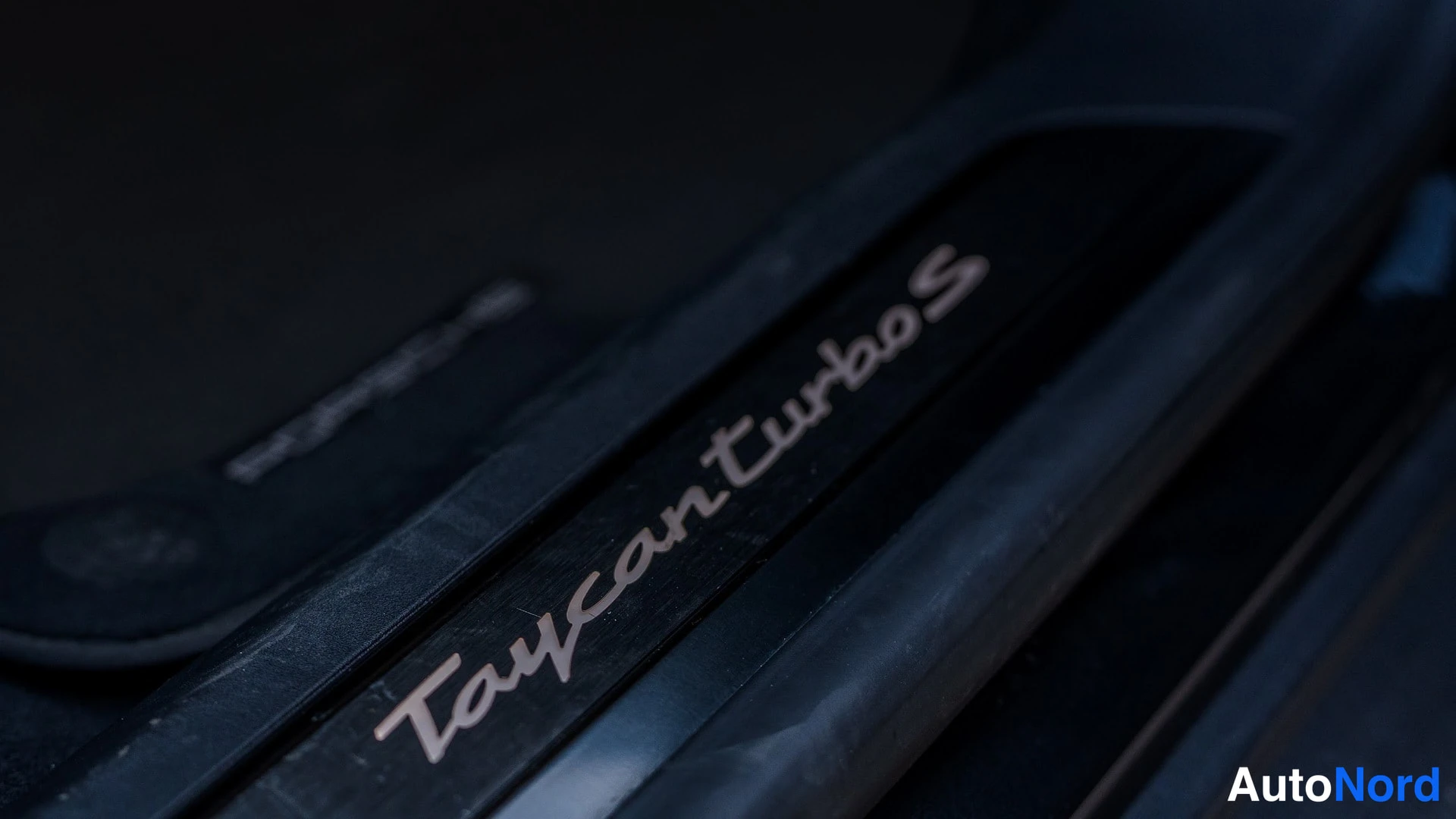Yksityiskohta: KynÃ¤kynnÃ¤slistalla lukee 'Taycan turbo S'.