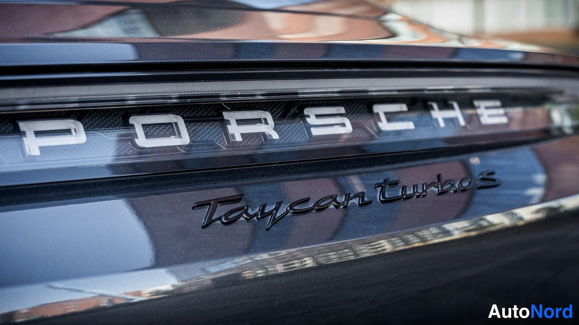 Takaa: Porsche-näyttötaulu takavalon alla, takapaneelissa myös Taycan Turbo S -teksti