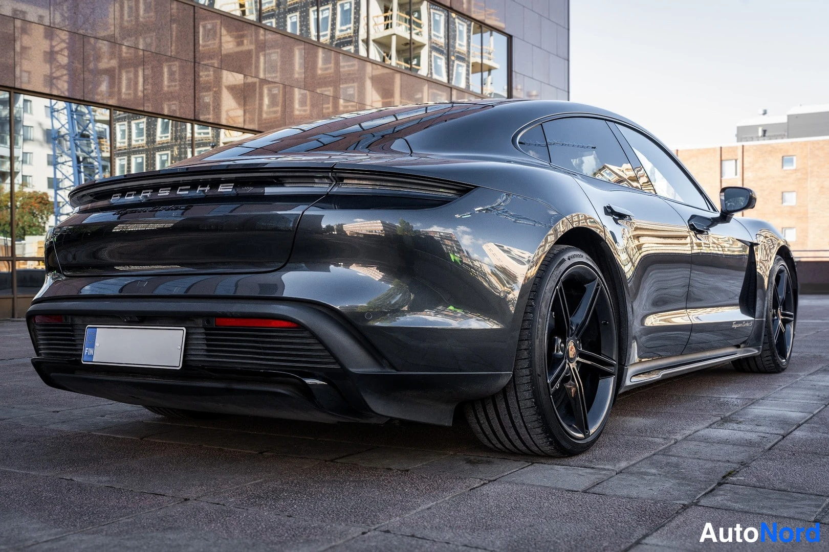 Takaviisto: Porsche Taycan Turbo S -sedan takaosa ja vasen sivu kolmasosa-kulmasta.