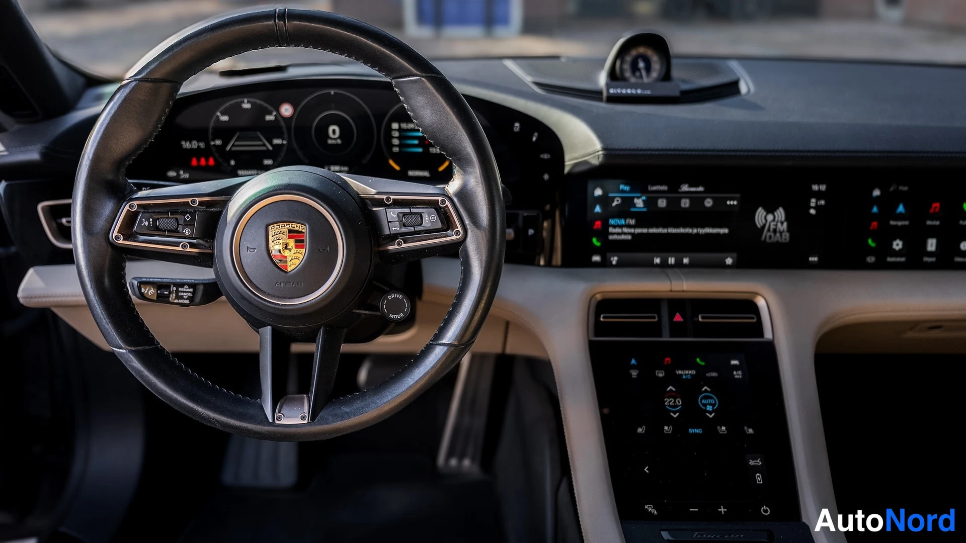 Muu: Porsche-ohjauspyörä, digitaalinen mittaristo ja keskinäyttö.
