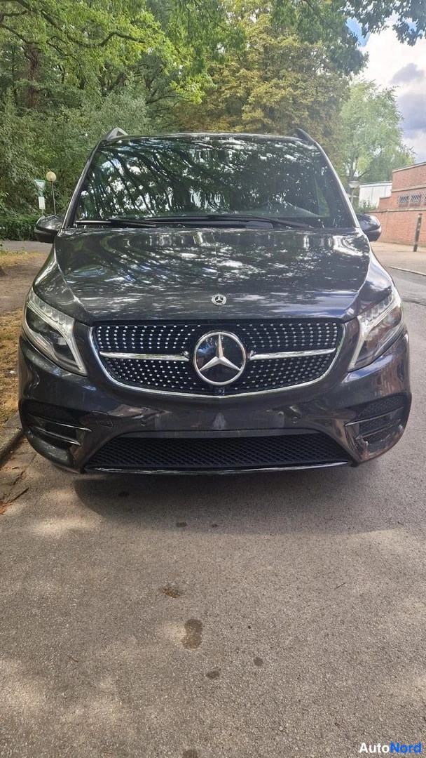 Edestä: Pakettiauto suoraan edestä, Mercedes-tähtimerkki ja pisteritilä etusäleikössä, autotallikujalla.