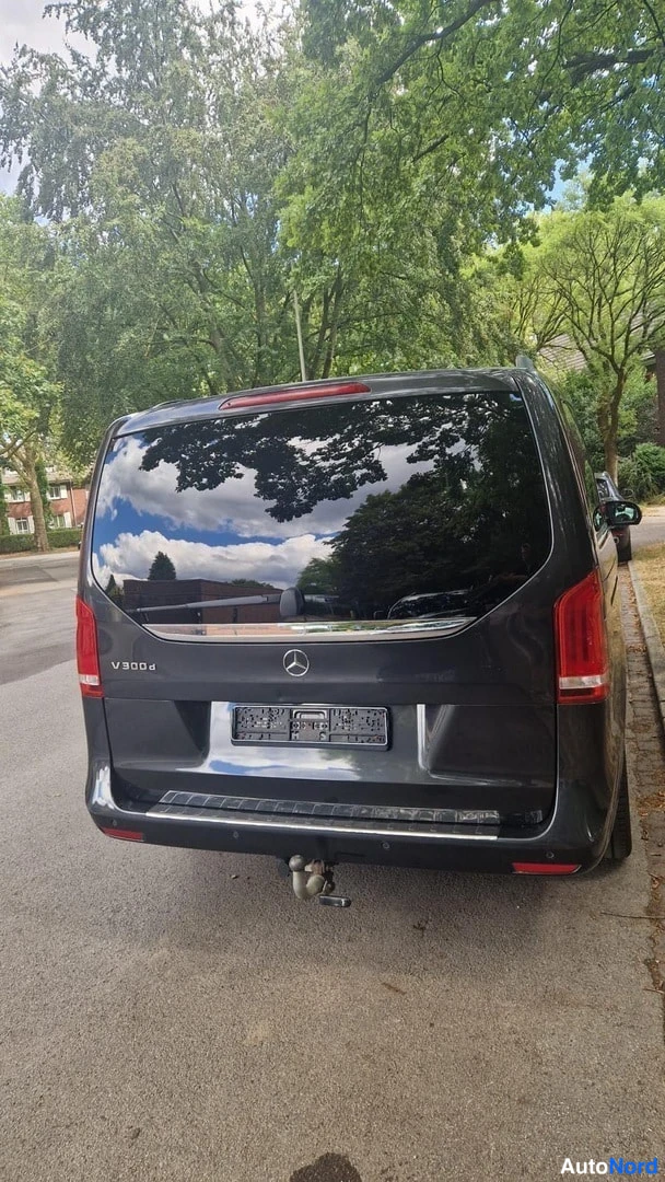 Takaa: Pakettiauto suoraan takaa, peräluukulla Mercedes-merkki ja V 300 d -teksti, taempi vetojakokoukappale näkyvissä.