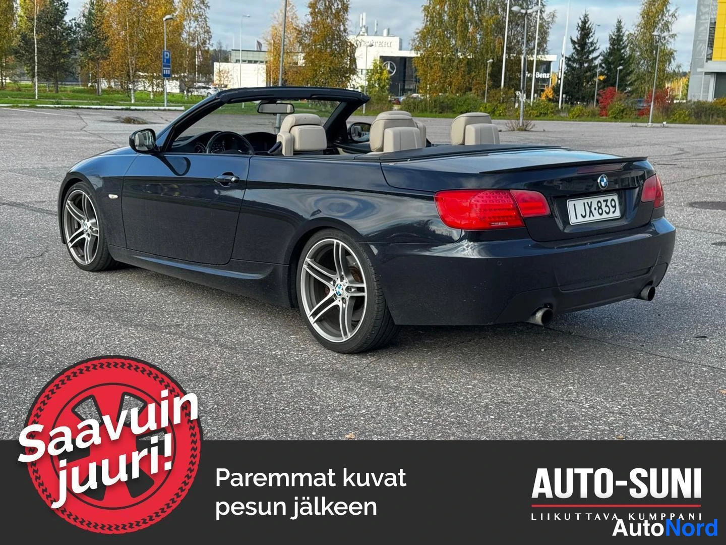 Takaviisto: Tummansininen BMW-avolava tatakulmasta vasemmalta, rekisteri, avattava katon sijaan.