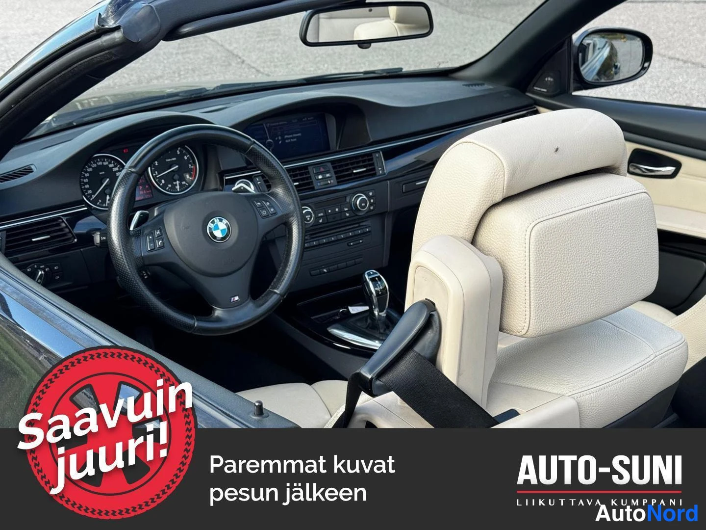 Muu: Avoauton sisätiloissa näkyy BMW-ohjaamo, jossa on musta kojelauta, urheiluohjauspyörä ja vaaleat nahkaistuimet. Etuistuimen niskatuet on käännetty alas.