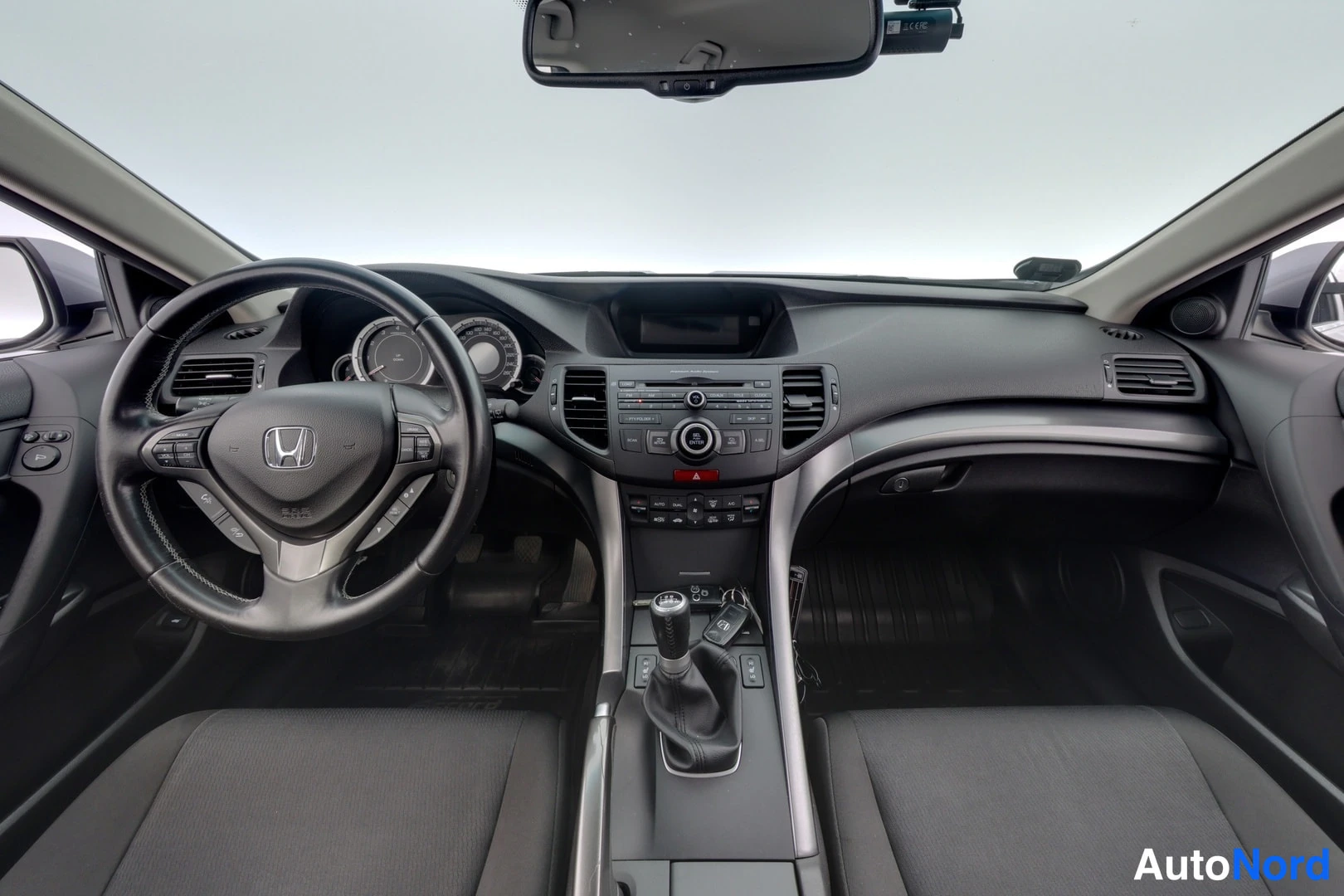 Harmaa Honda Accord 2014, ohjaamo, kuva 7