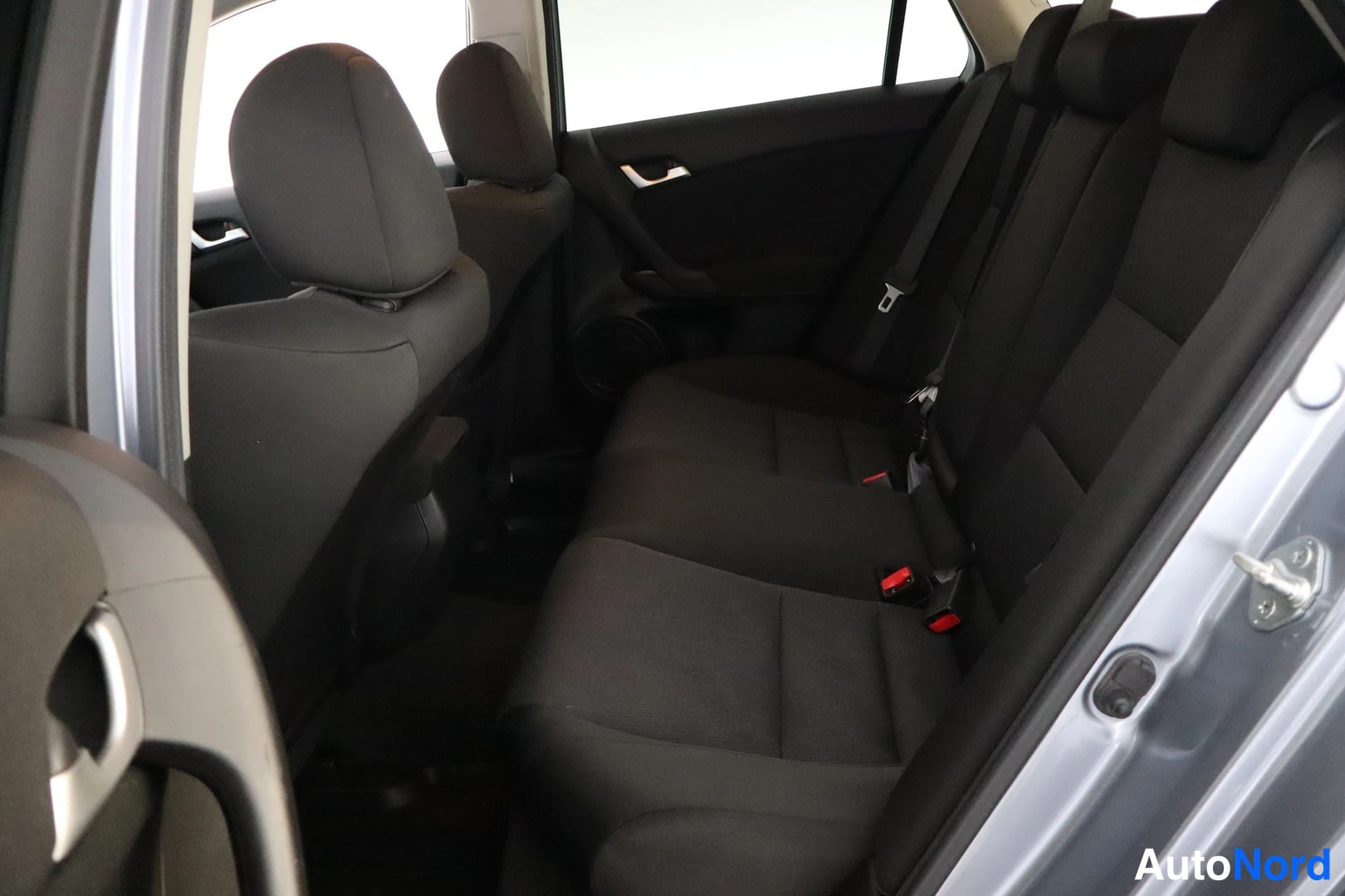 Harmaa Honda Accord 2014, takaistuimet, kuva 11
