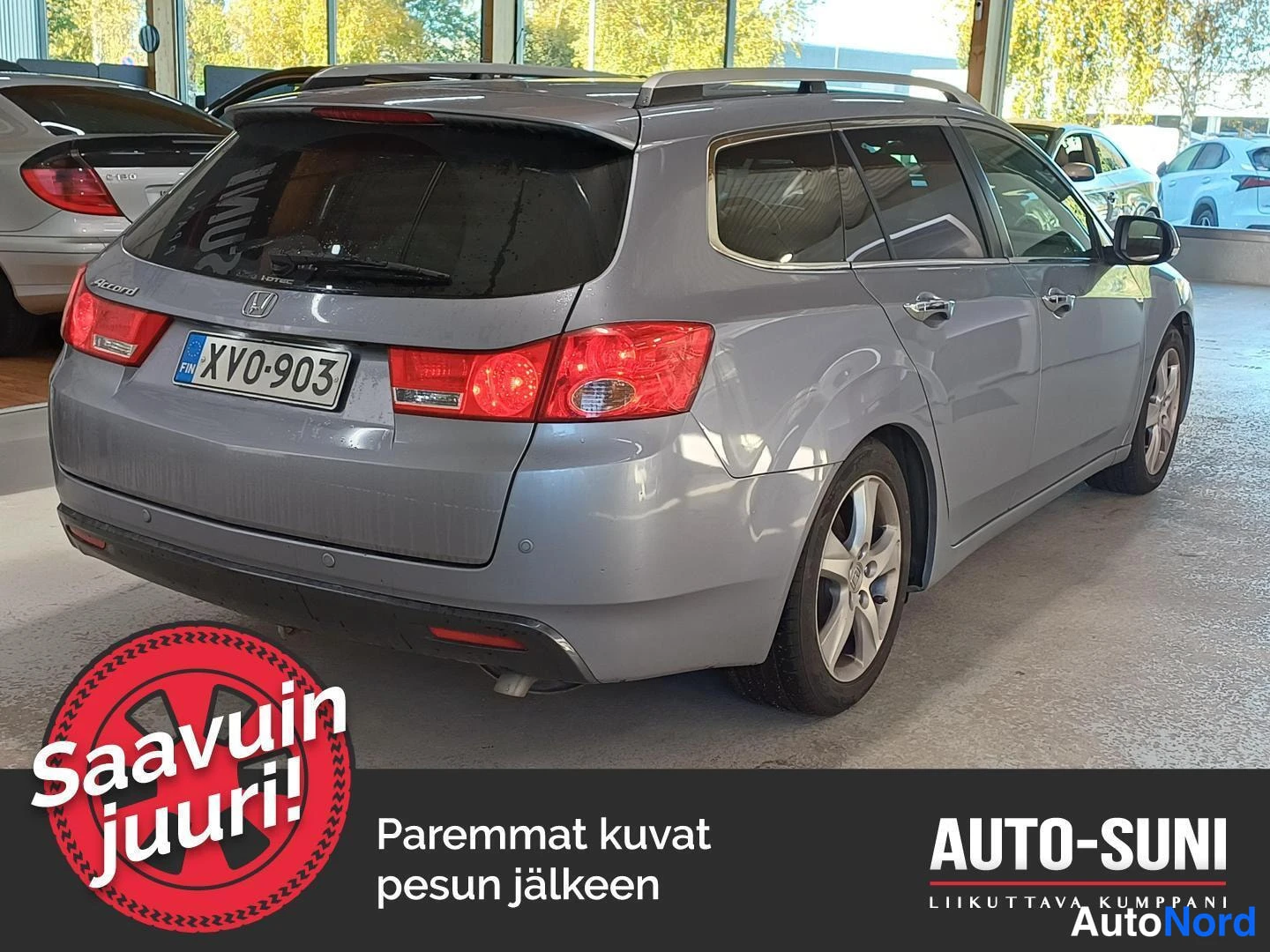 Takaviisto: Honda Accord Tourer -farmariauto harmaansinisenä takaa oikealta kolmasosan kuvassa, rekisterikilpi.