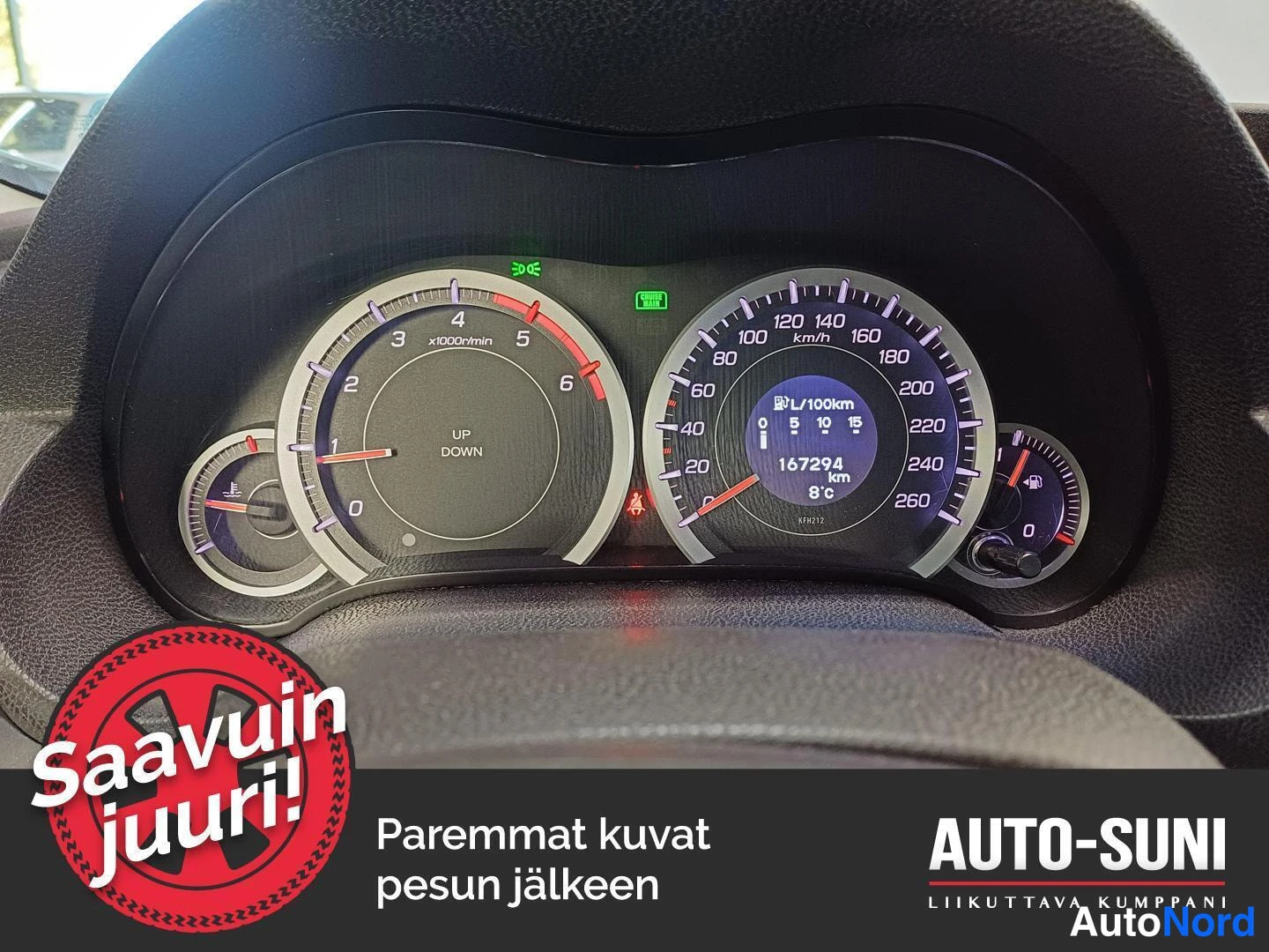 Muu: Mittaristo lähikuvassa: nopeusmittari ja kierroslukumittari, matkamittari 167294 km, ulkolämpötila 8 °C.