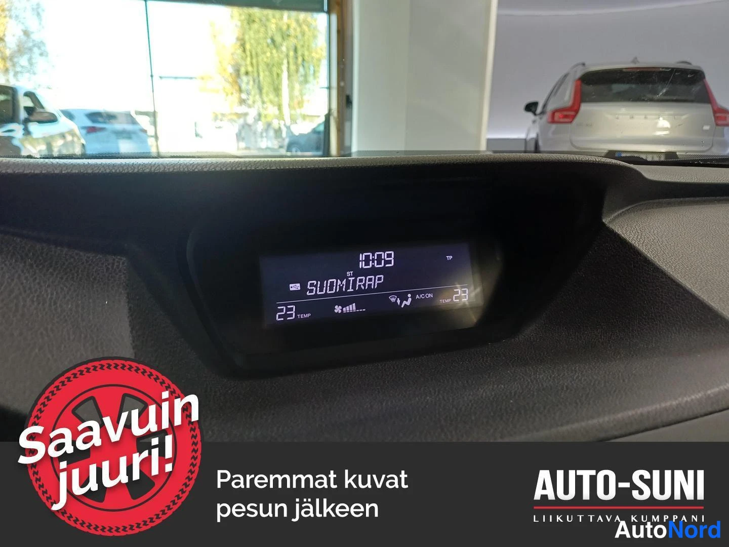 Muu: Kojelaudan ylänäyttö: kello 10:09, radio SUOMIRAP, lämpötila-asetus 23 ja A.C.ON -merkintä.