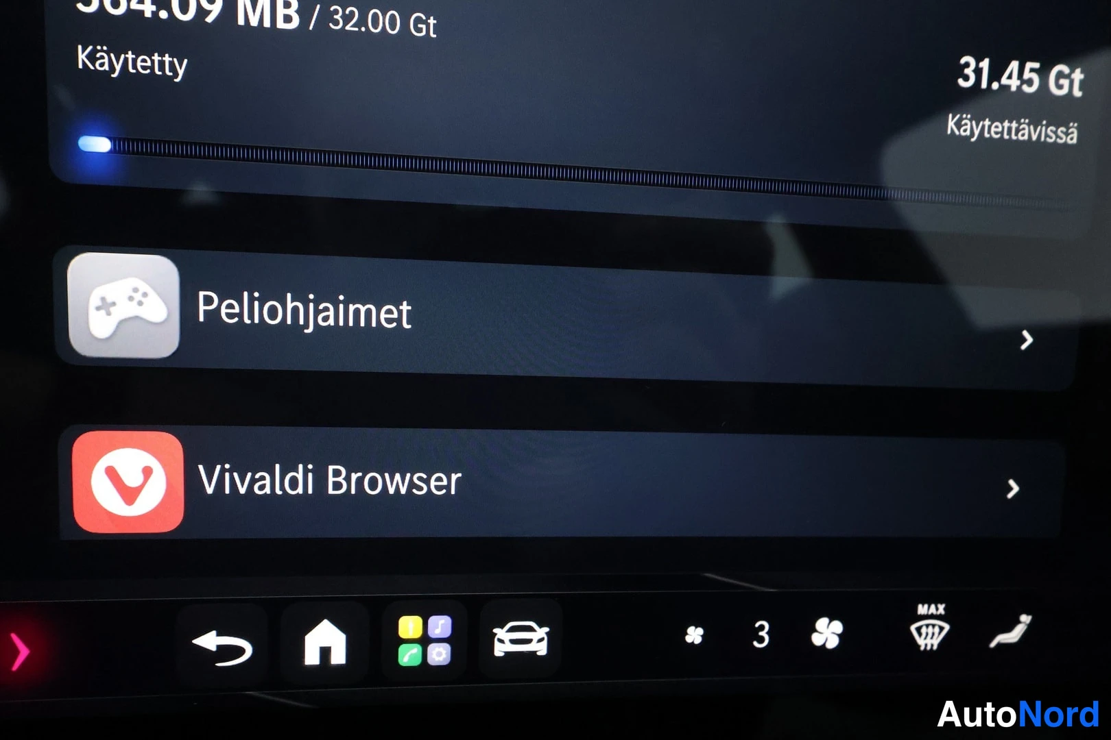 Muu: Auton näytön sovellusvalikko: kohdat Peliohjaimet ja Vivaldi Browser, ylhäällä muistikäyrät, alareunassa pikanäppäimet.