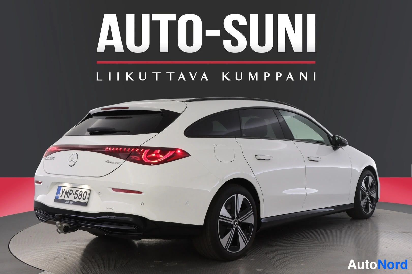 Takaviisto: Mercedes-Benz CLA -farmari takaviistosta vasemmalta, valkoinen kori ja punaiset takavalot.