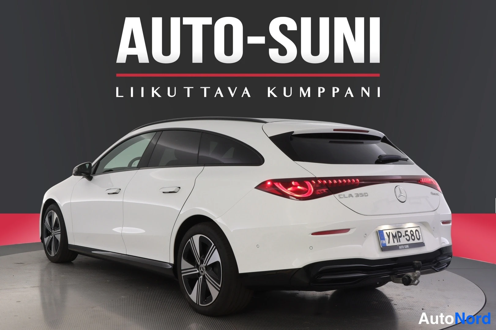 Takaviisto: Mercedes-Benz CLA -farmari takaviistosta oikealta, valkoinen kori, tunnus CLA 350 kannessa.