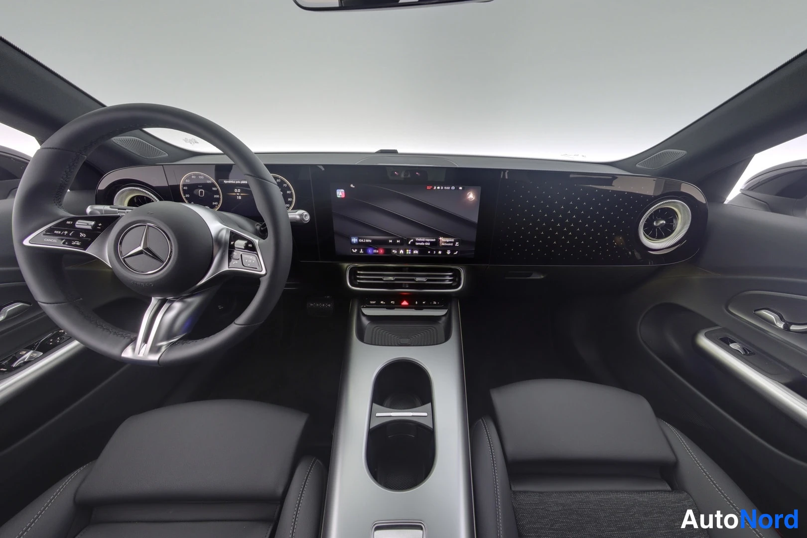 Muu: Mercedes-Benzin ohjaamo: merkkivalot ja keskinäytön käyttöliittymä, musta verhoilu.