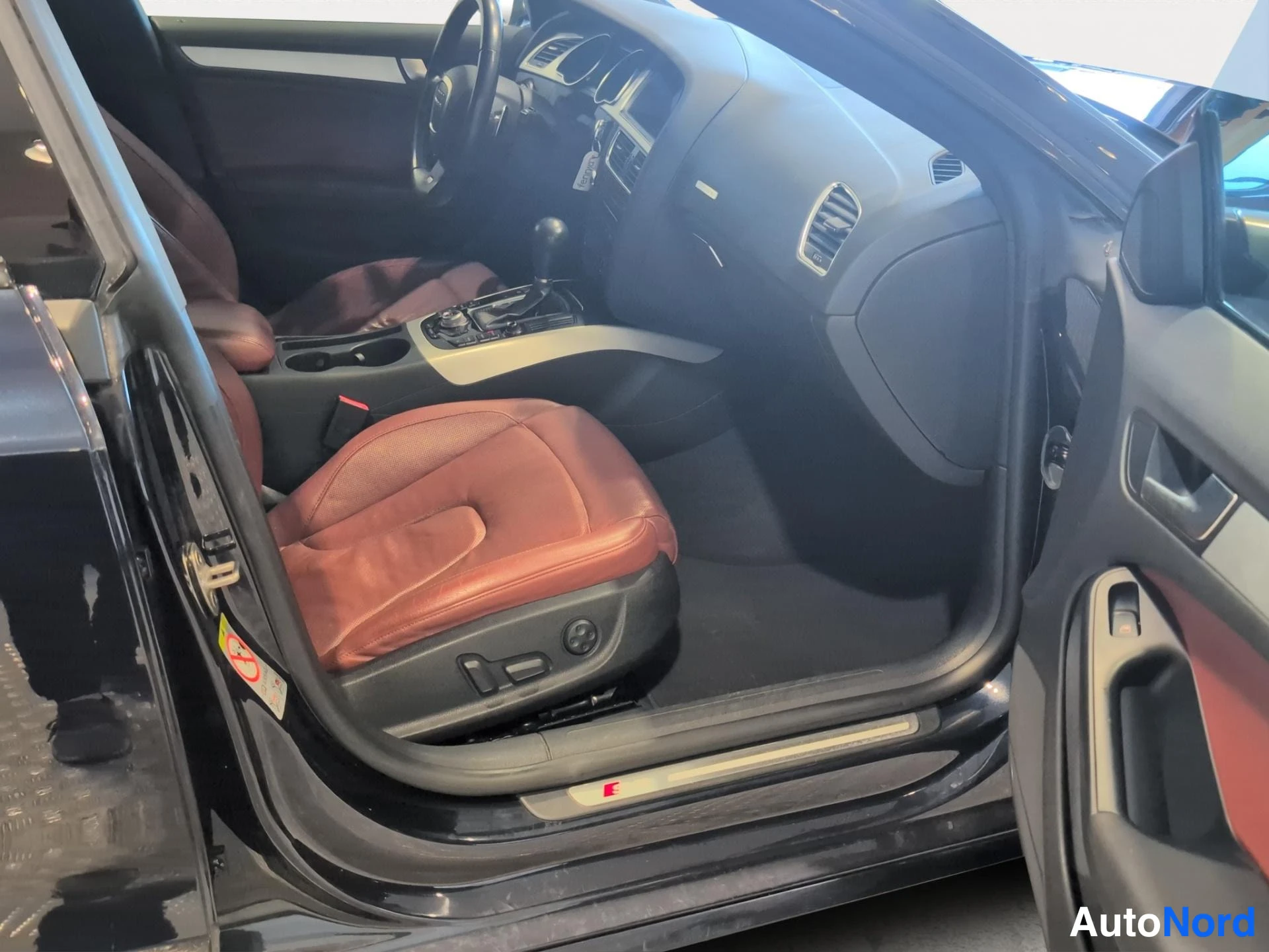 Sininen Audi S5 2010, sivulta, kuva 2
