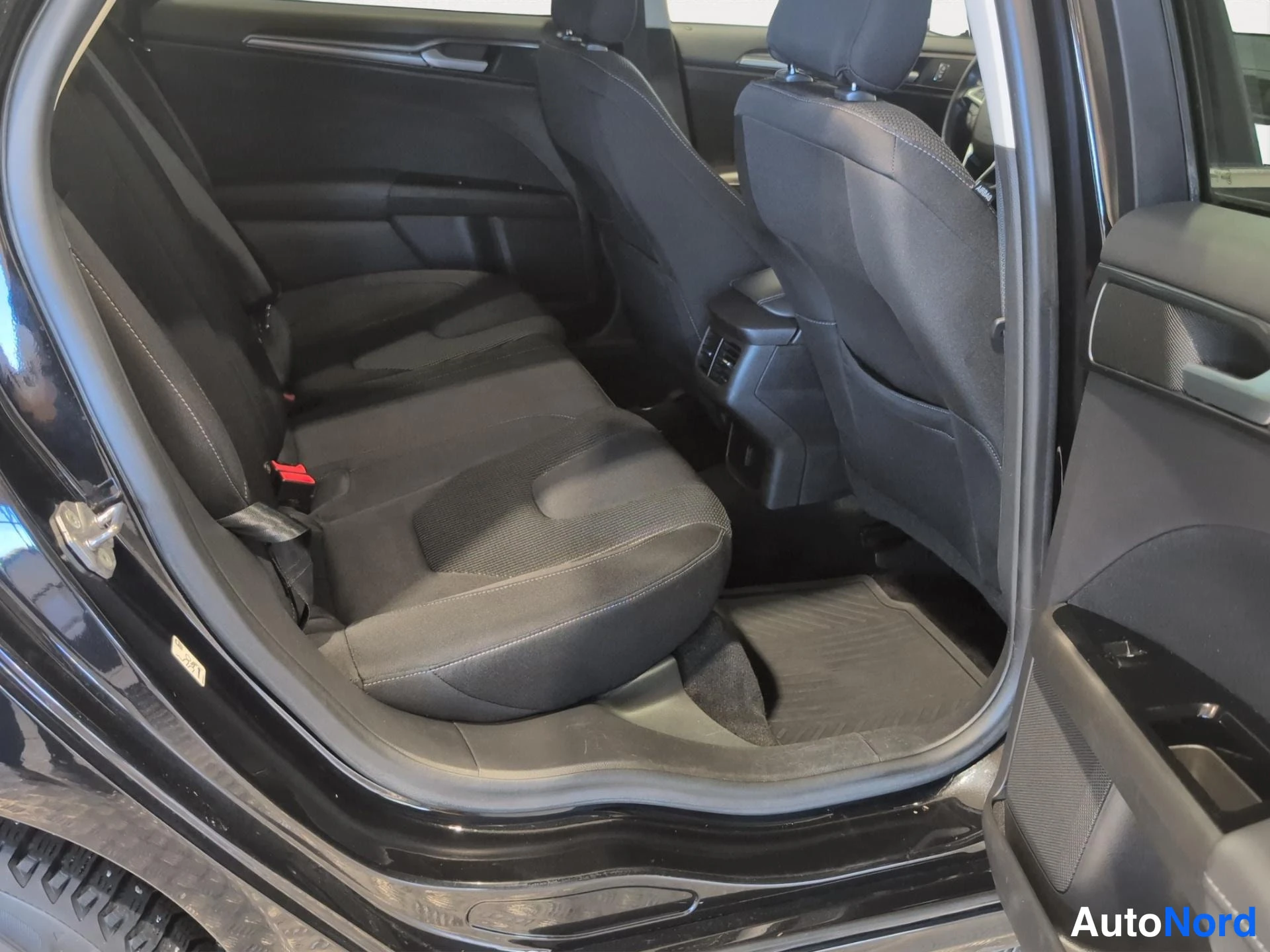 Musta Ford Mondeo 2021, kuva 15