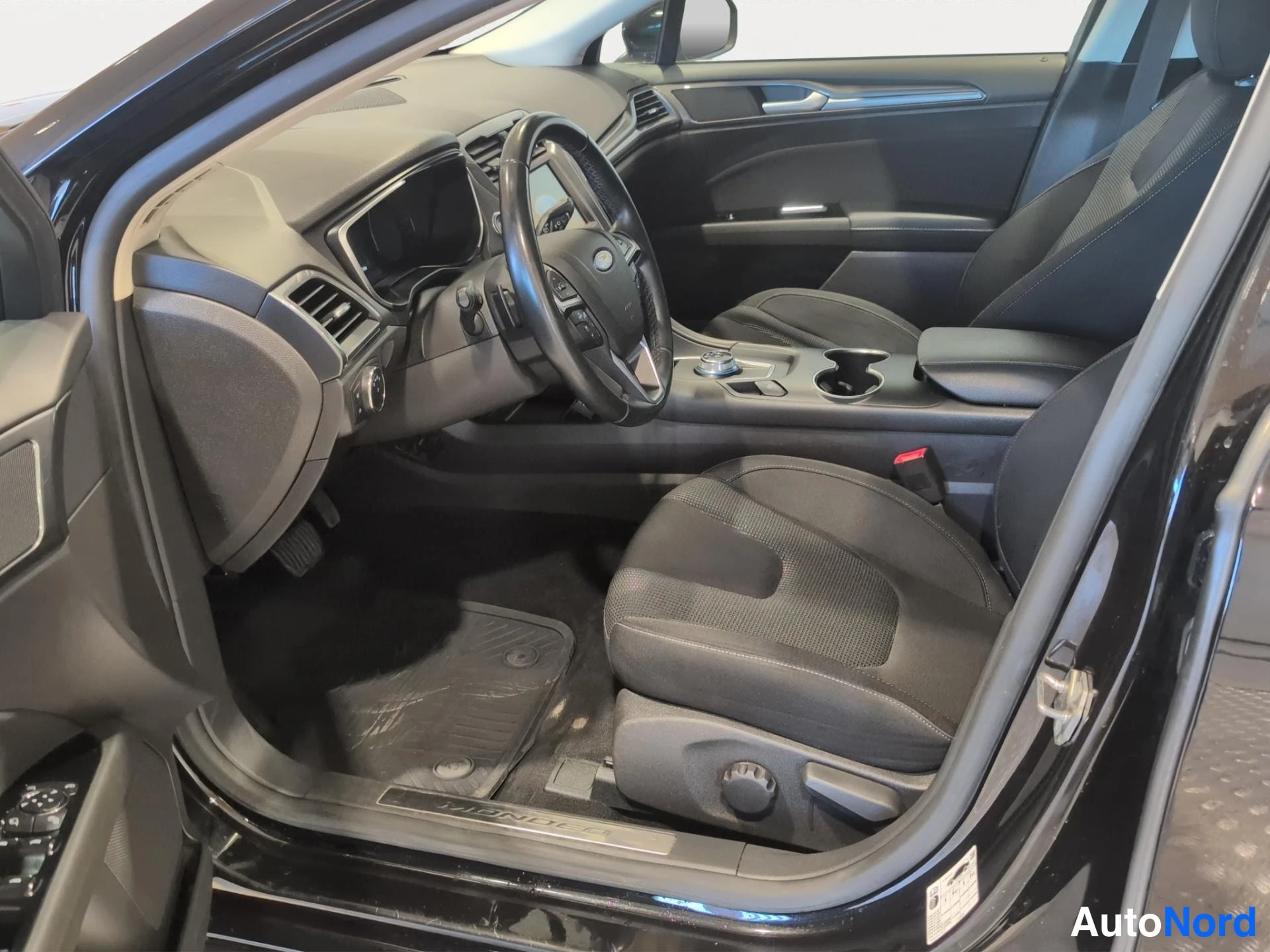 Musta Ford Mondeo 2021, kuva 6
