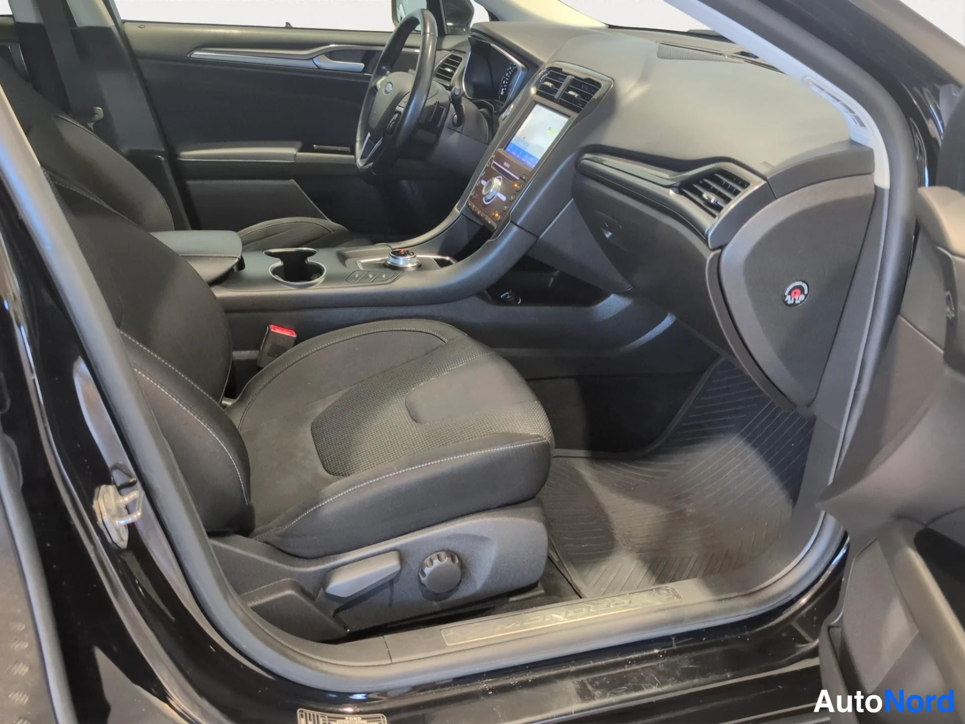 Musta Ford Mondeo 2021, kuva 7