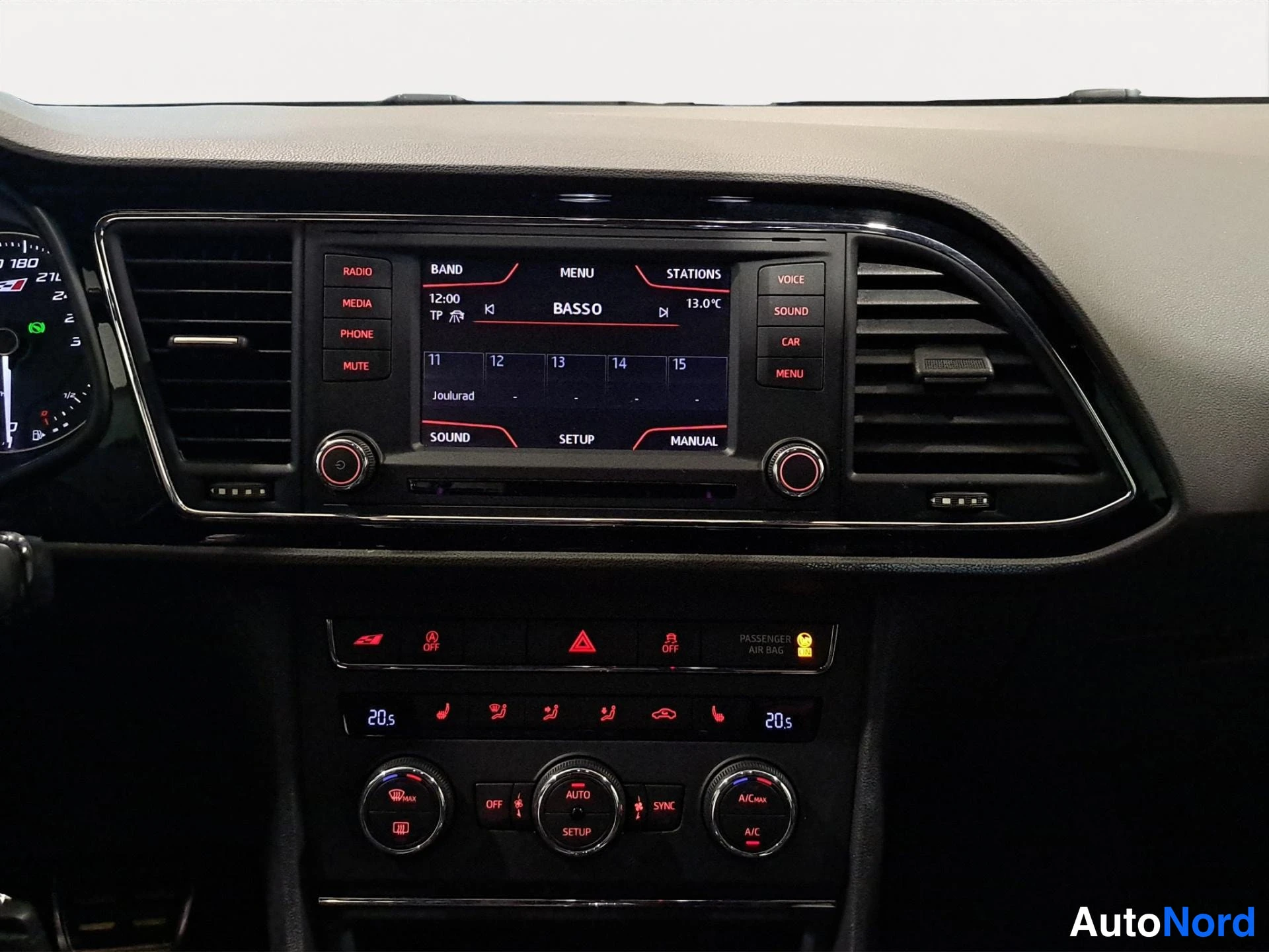 Muu: Kojelaudan keskuskonsoli: radio-näyttö, ilmastointiautomaation säätimet ja CUPRA-merkitty radiovyöhykepainike.