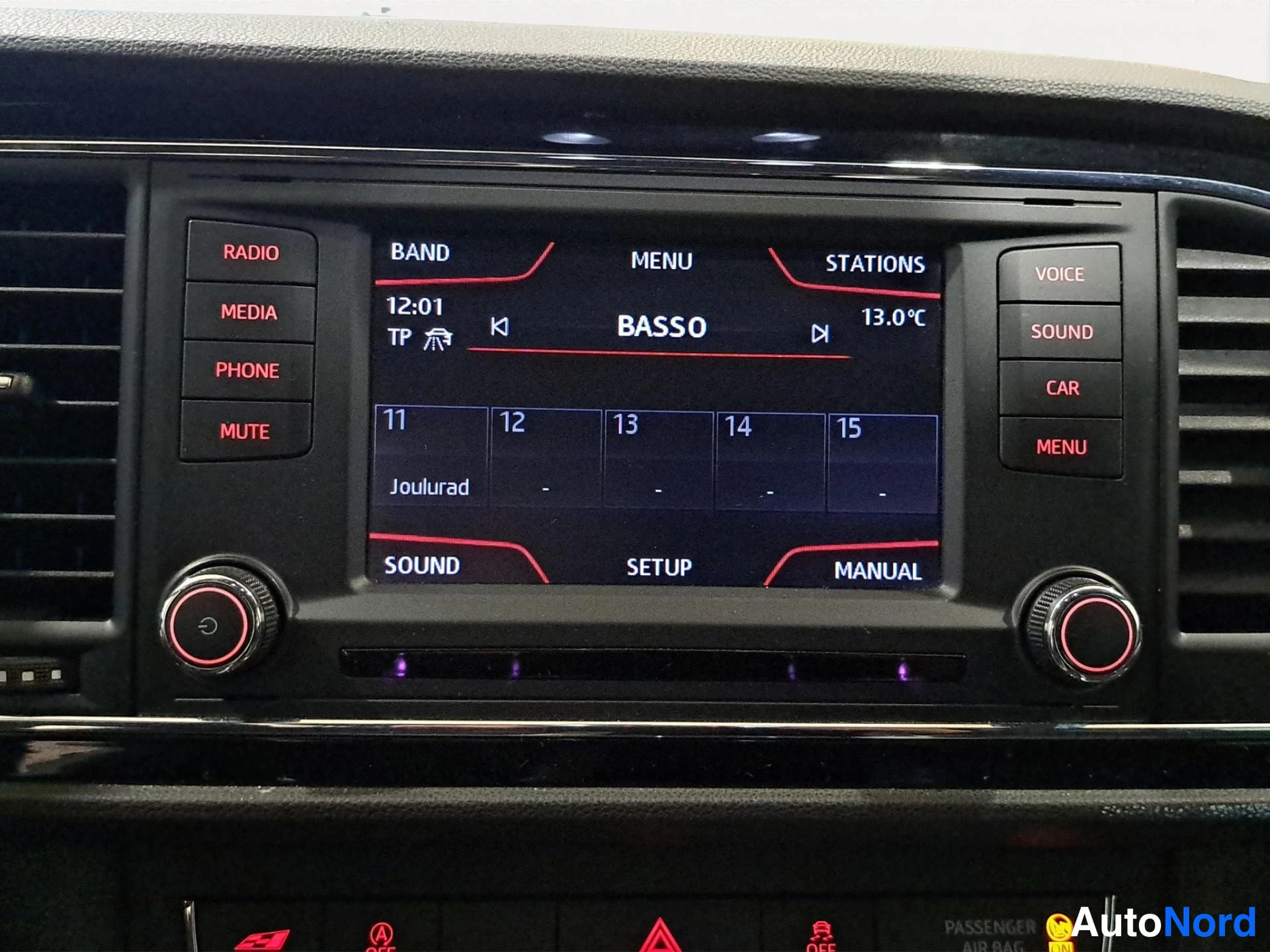 Muu: Lähikuva auton radio- ja multimedialaitteen näytöstä, jolla on radioasemapainikkeet ja BASSO-teksti.