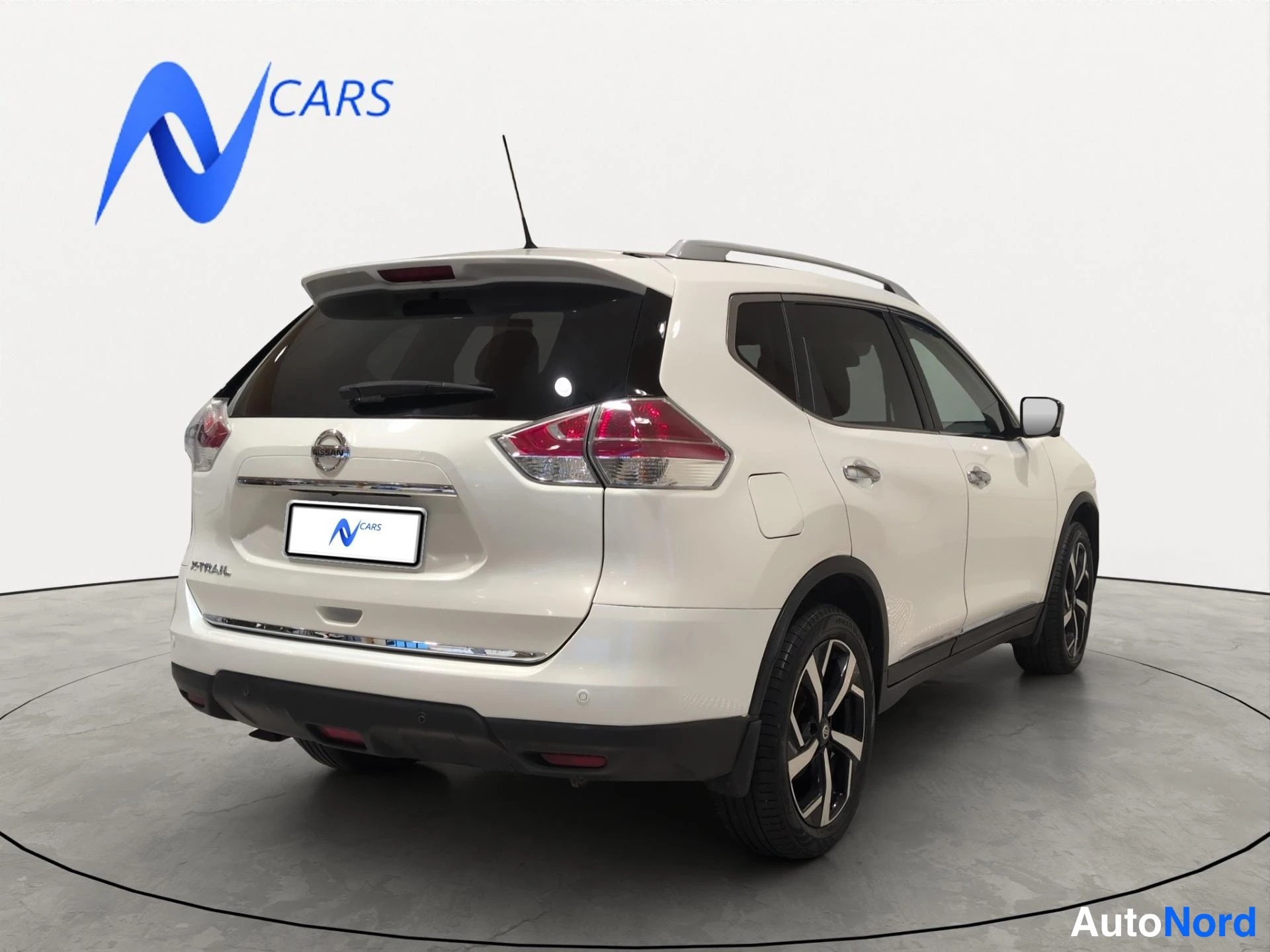 Takaviisto: Nissan X-Trail, valkoinen, takakulmanäkymä vasemmalta; takaosaa ja kylkeä kuvattu.
