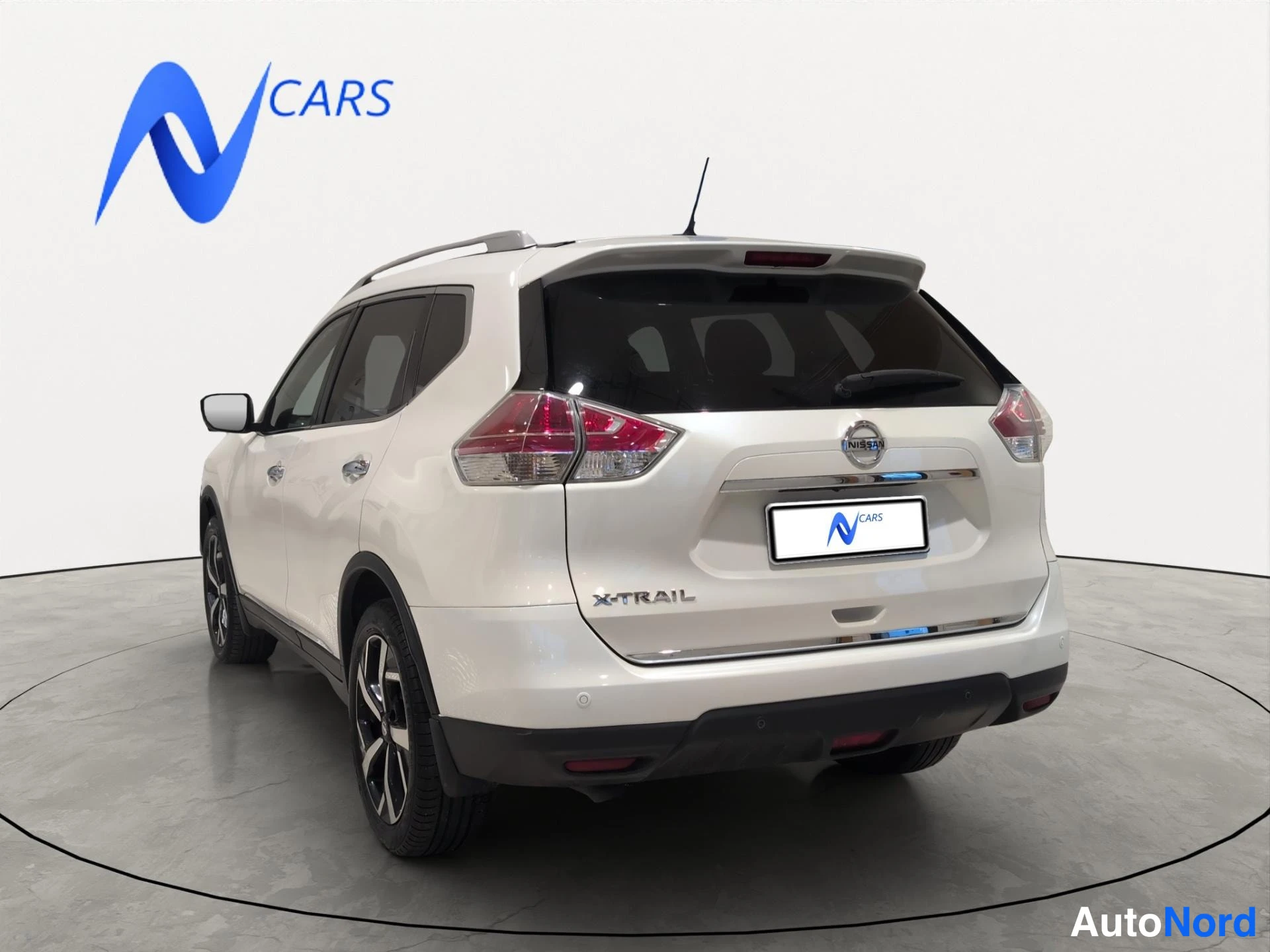 Takaviisto: Nissan X-Trail, valkoinen, takakulmanäkymä; takaovi ja kylki sekä takaluukku kuvassa.