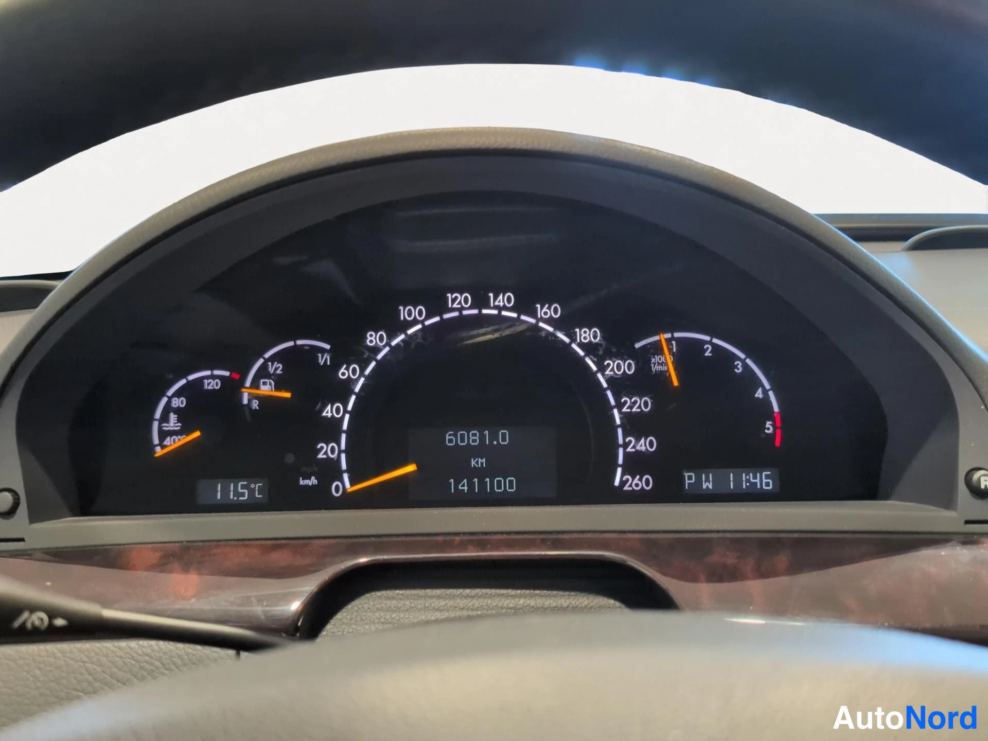 Yksityiskohta: Mercedes-Benzin mittaristo: nopeusmittari 0–260 km/h, lukema 6081.0 km ja 141100 km, ulkolämpötila 11,5 °C.