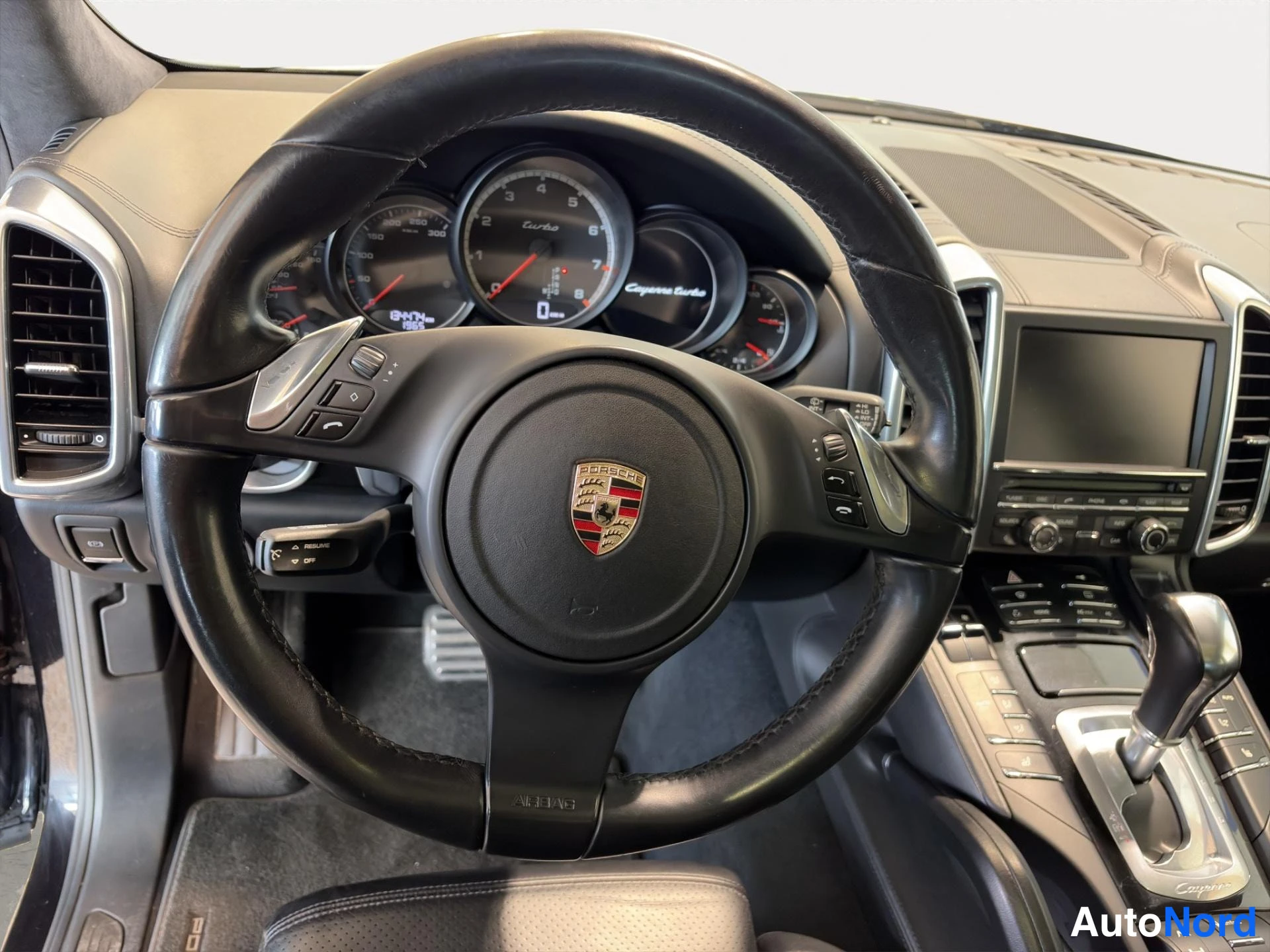 Muu: Ohjauspyörä Porsche-merkillä, mittaristossa Turbo- ja Cayenne Turbo -tekstit.
