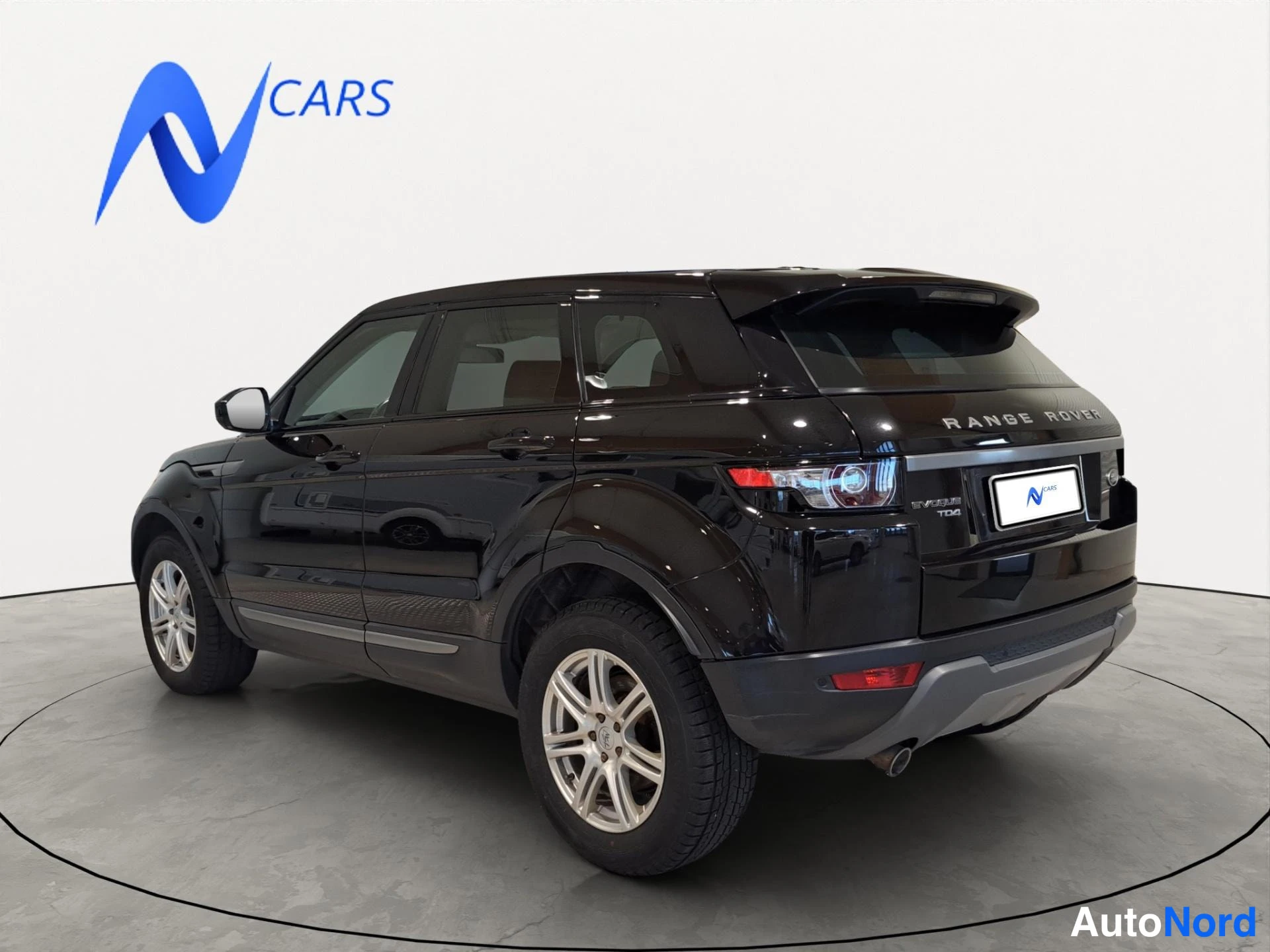 Takaviisto: Mustan Range Rover Evoqu taka-kulmakuva vasemmalta