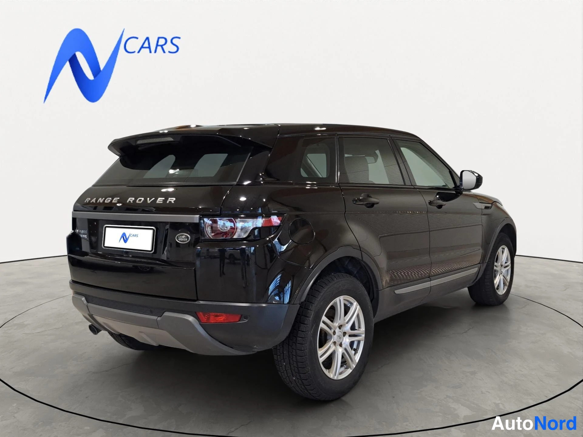 Takaviisto: Mustan Range Rover Evoqu taka-kulmakuva