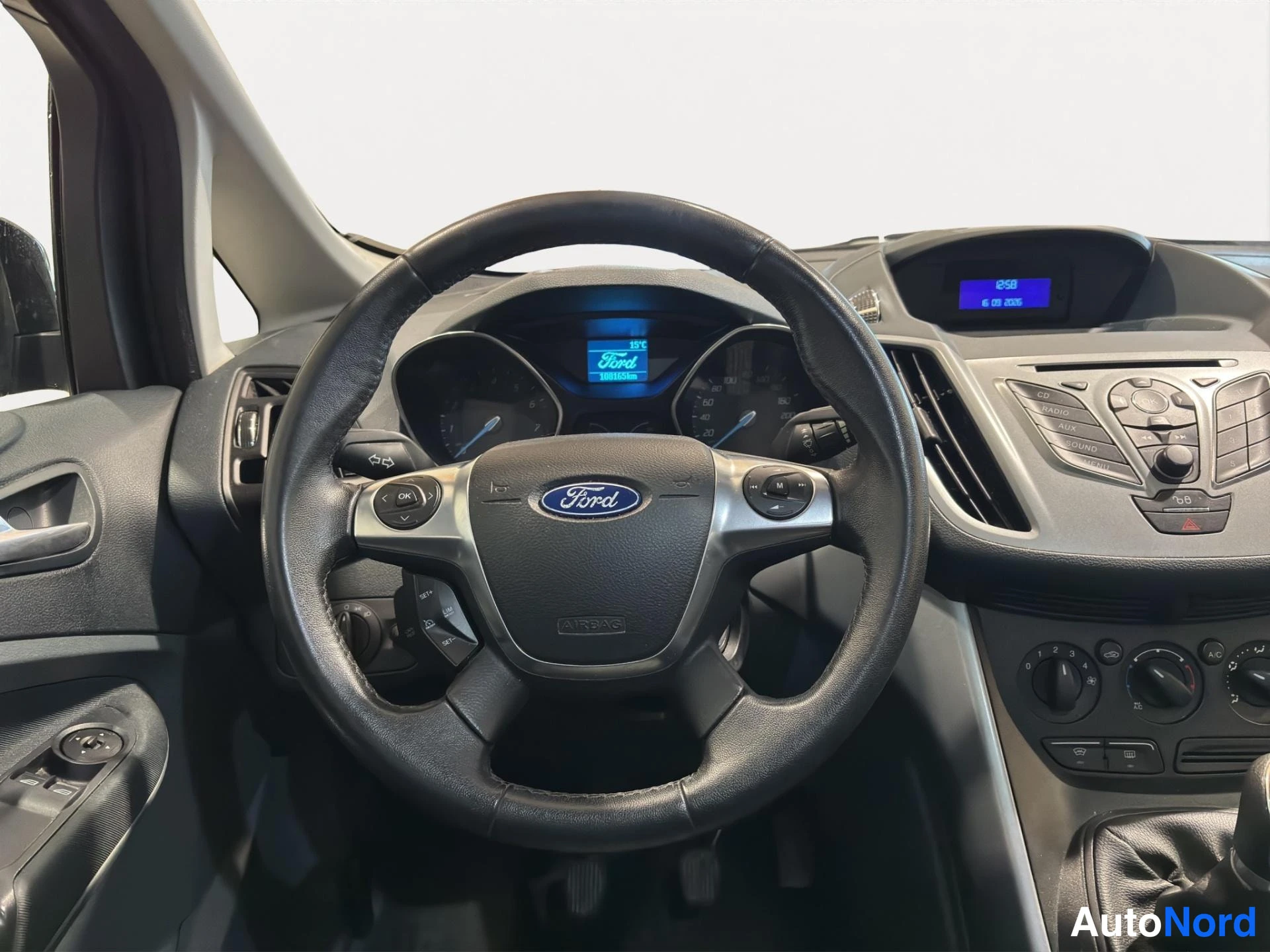 Muu: Ohjauspyörä ja kojelauta: Ford-merkki, mittaristo, radio ja ilmastointipainike.