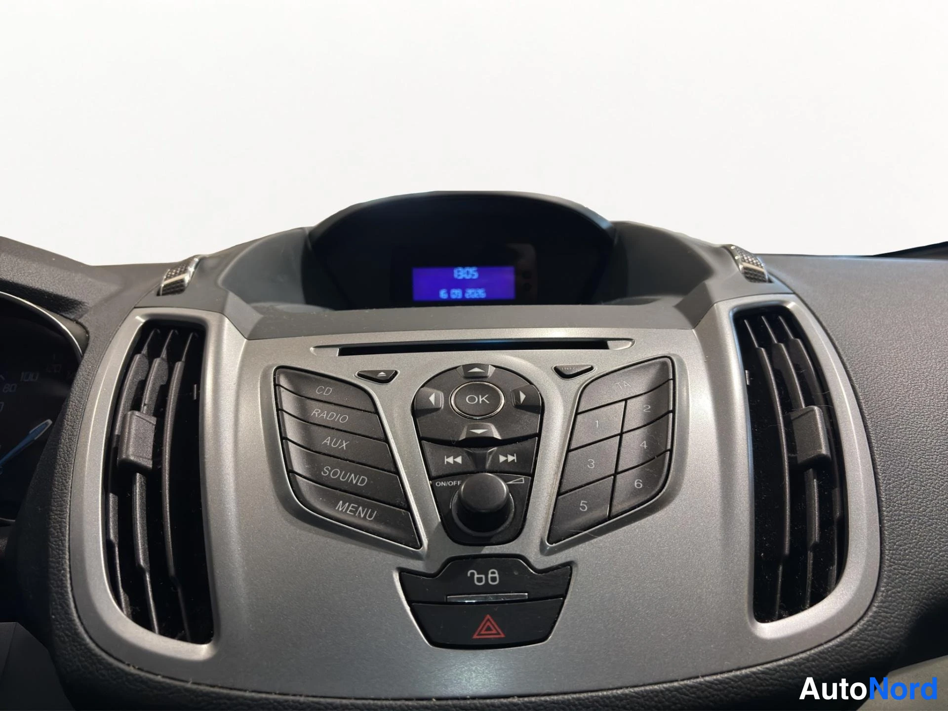 Muu: Radion ja audiojärjestelmän hallintapaneeli: CD, RADIO, AUX, SOUND, MENU ja numeronäppäimet.