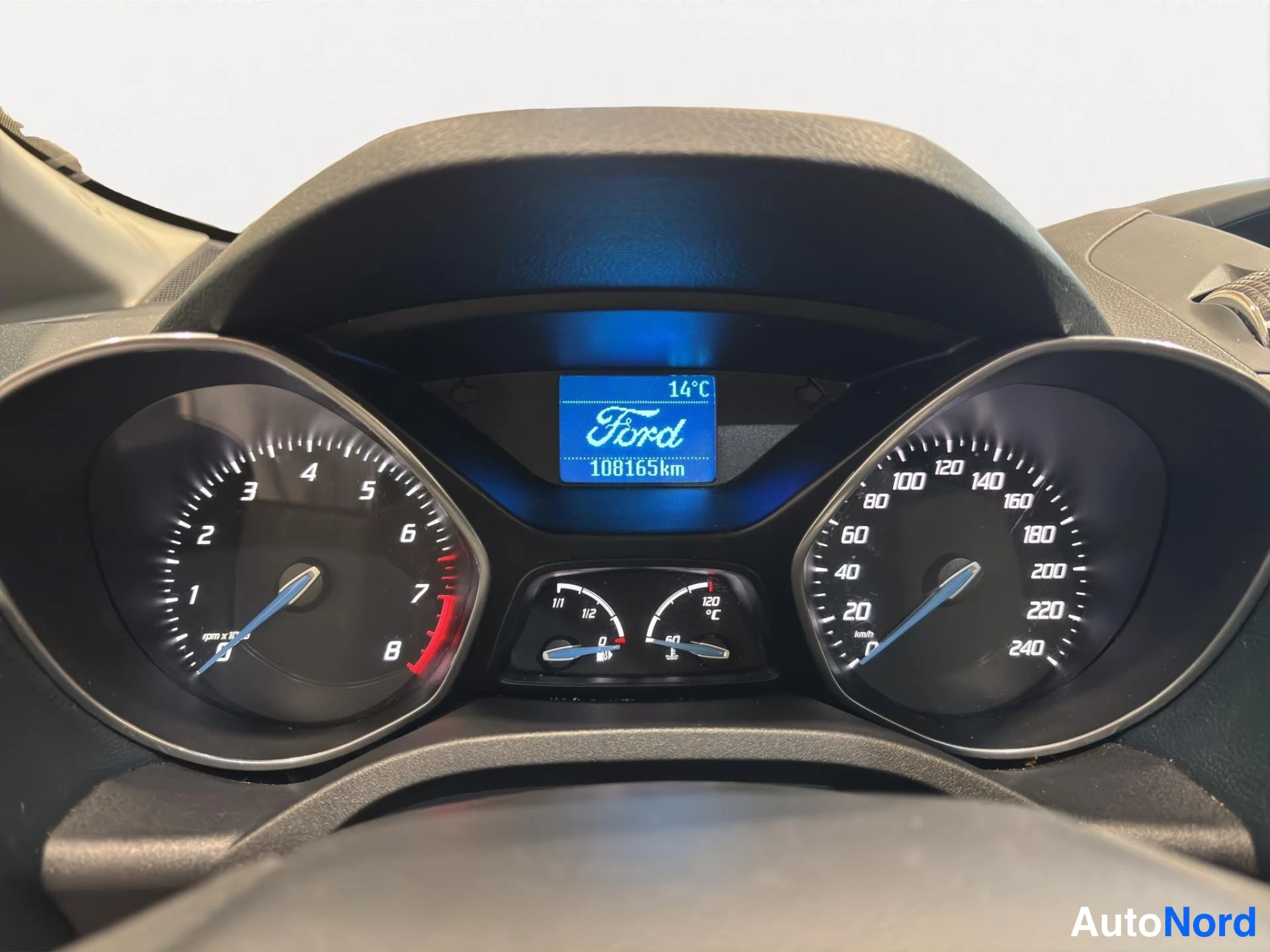 Yksityiskohta: Kojelaudan mittaristo: nopeusmittari ja kierroslukumittari sekä näyttö, jossa lukee 108165 km ja Ford-logo.