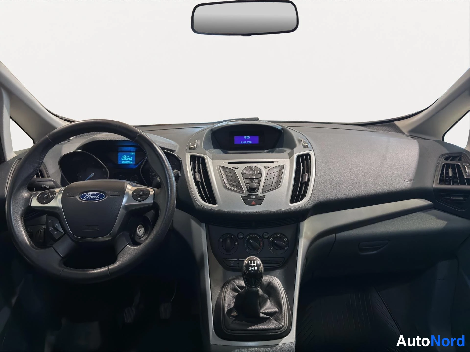 Muu: Ford C-Maxin kojelauta ja ohjaamo: Ford-merkkinen ohjauspyörä, keskikonsolin näyttö ja radiopaneeli, manuaalivaihteen vaihtokeppi.