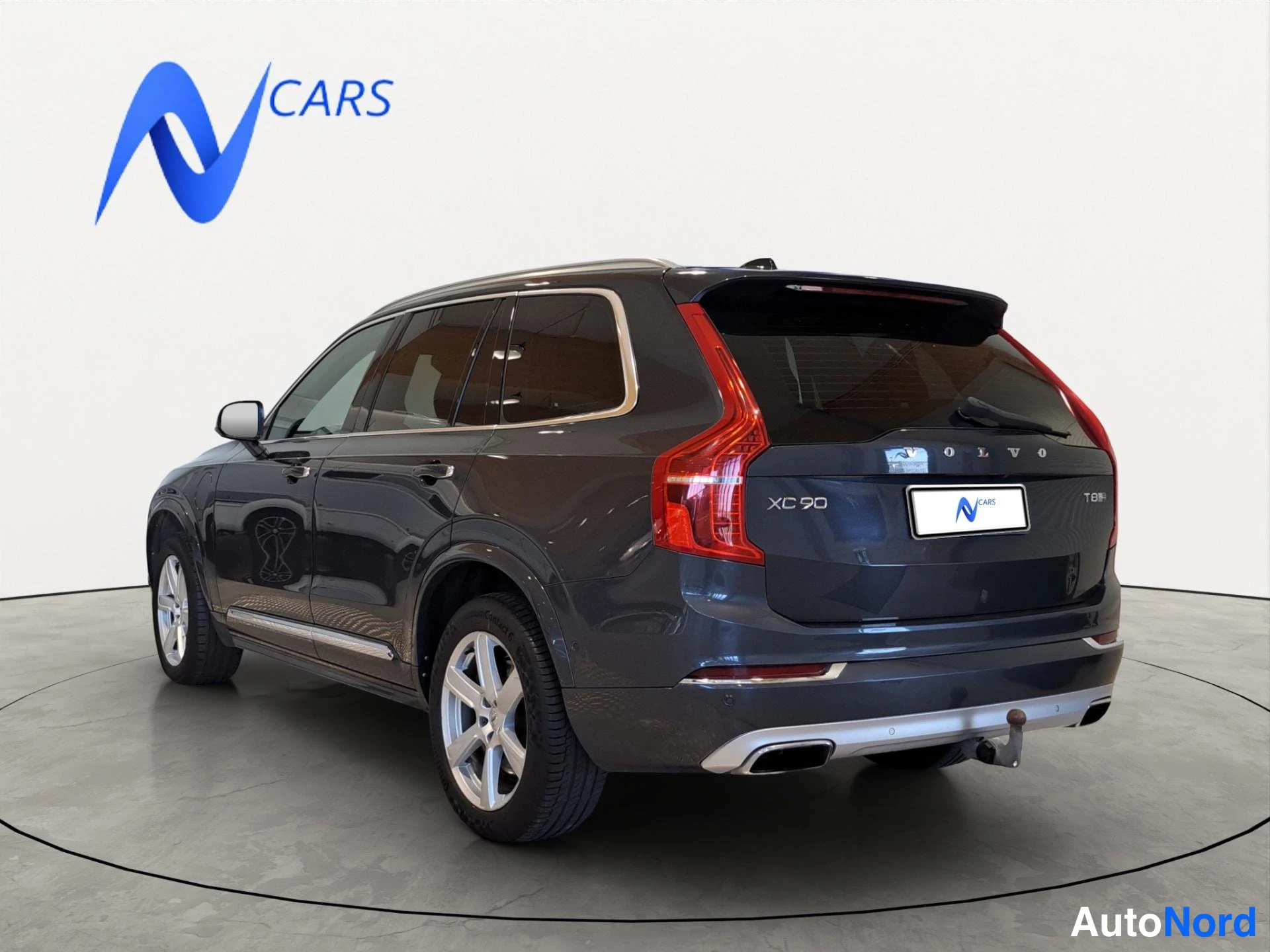Takaviisto: Volvo XC90, takakulmanurta, tummanharmaa, vetovaljaat