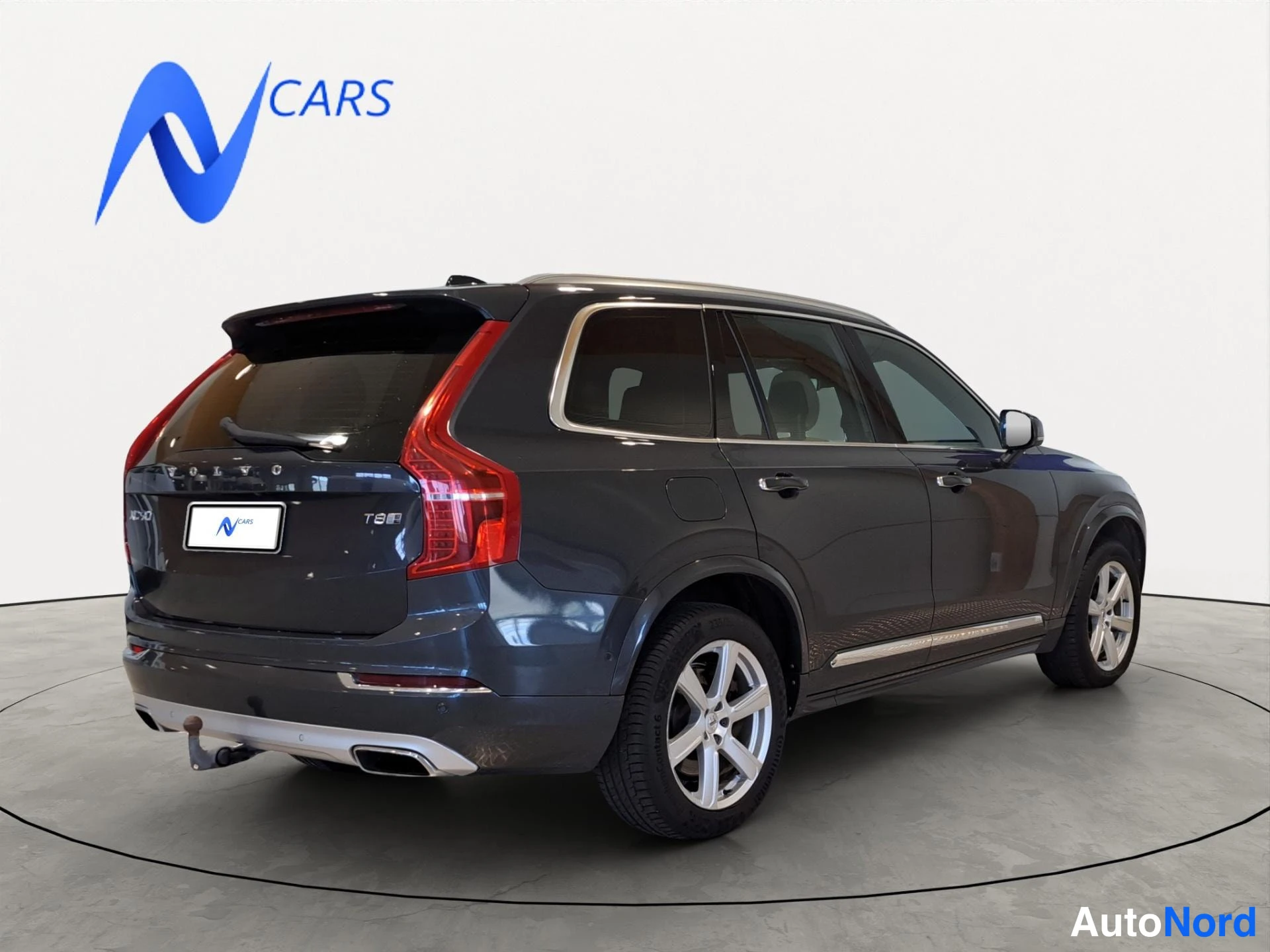 Takaviisto: Volvo XC90, takakulmanurta vasemmalta, tummanharmaa, vetovaljaat