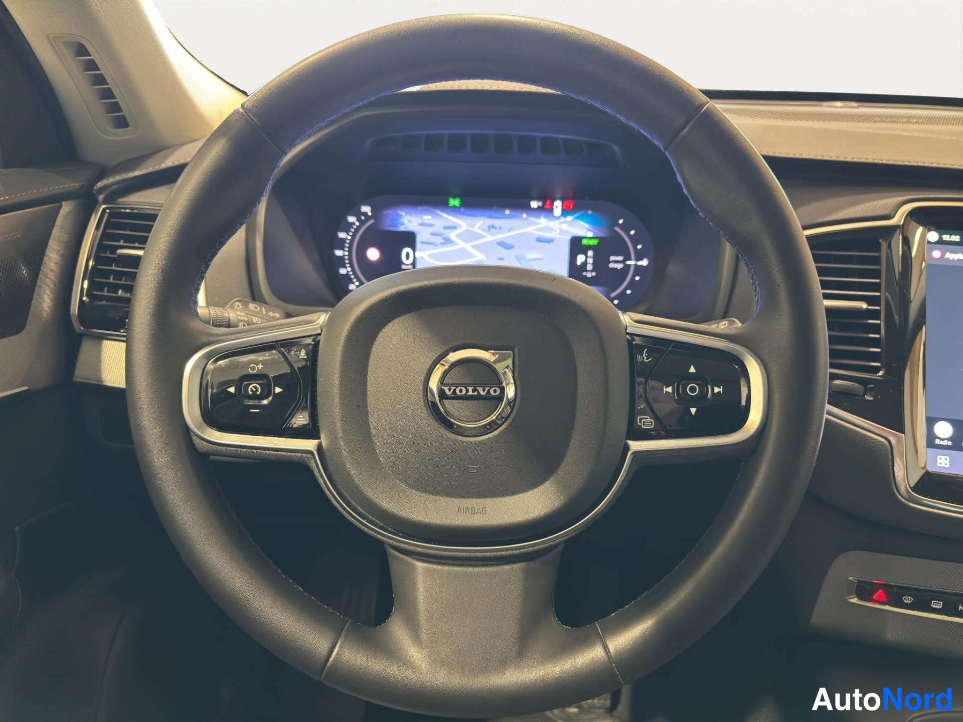 Muu: Ohjauspyörä Volvo-merkillä, mittaristön näytössä kartta- ja ajoneuvonäkymä.