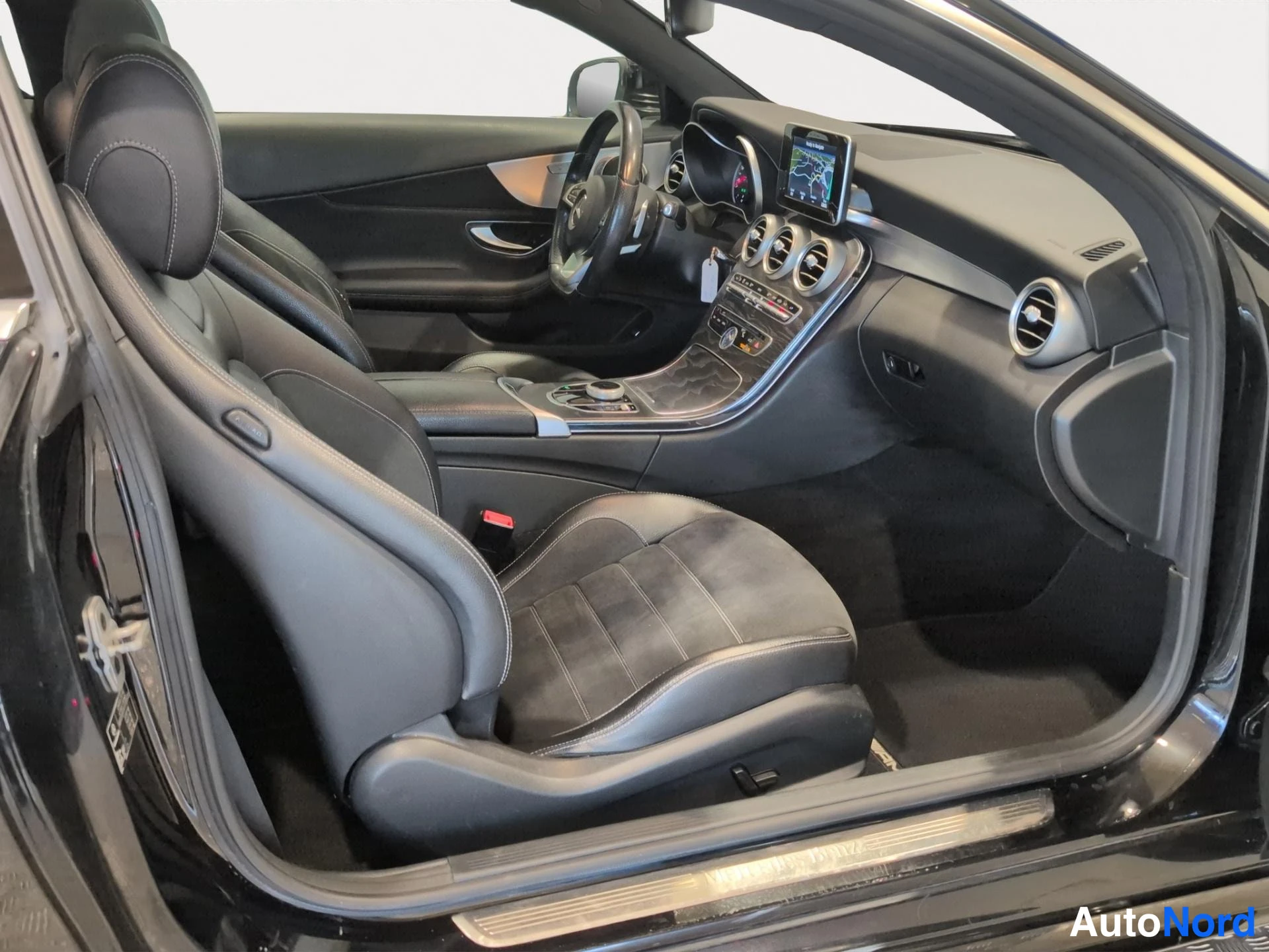 Musta Mercedes-Benz C 220 d 2017, ohjaamo, kuva 6