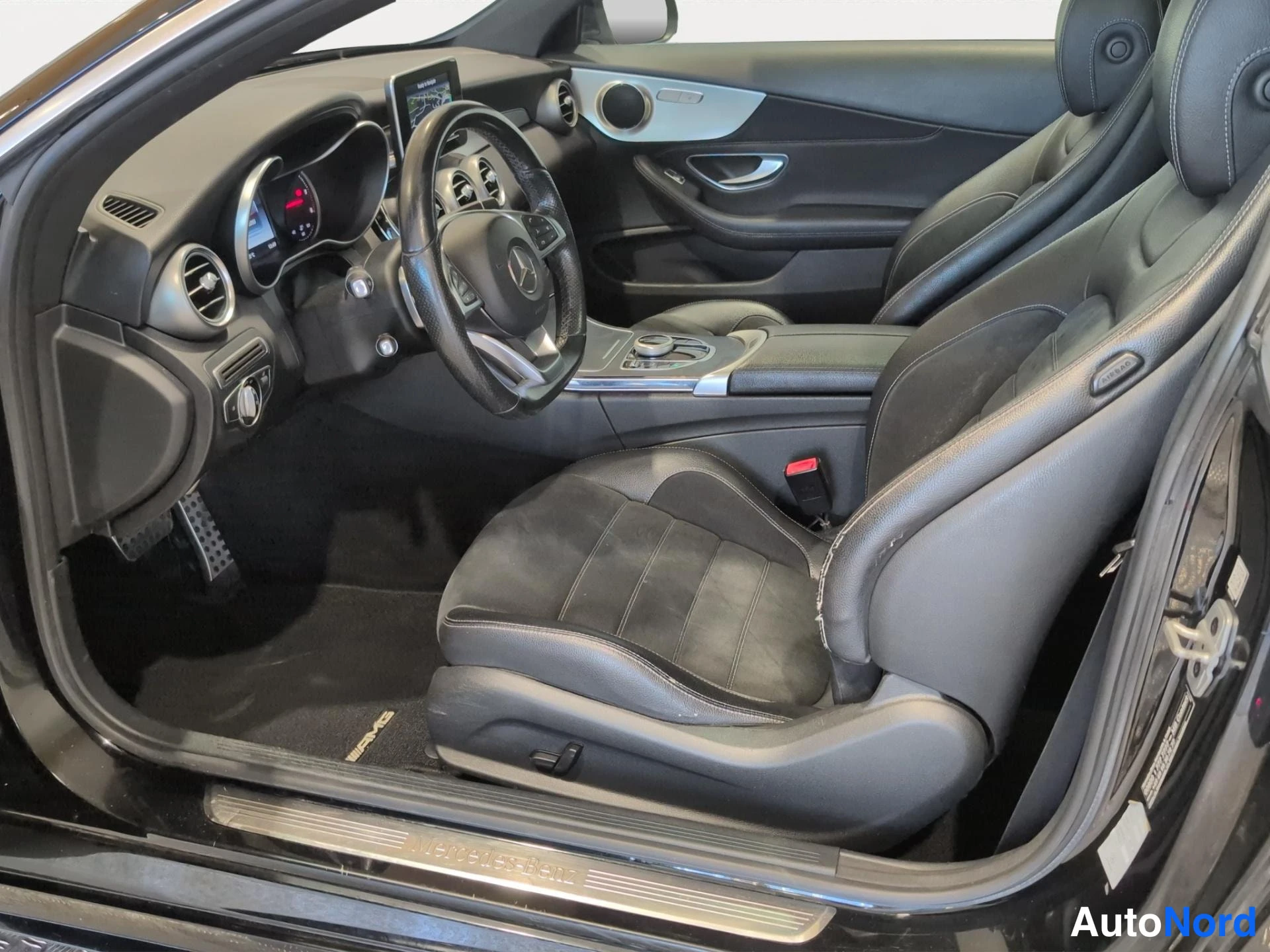 Musta Mercedes-Benz C 220 d 2017, ohjaamo, kuva 5
