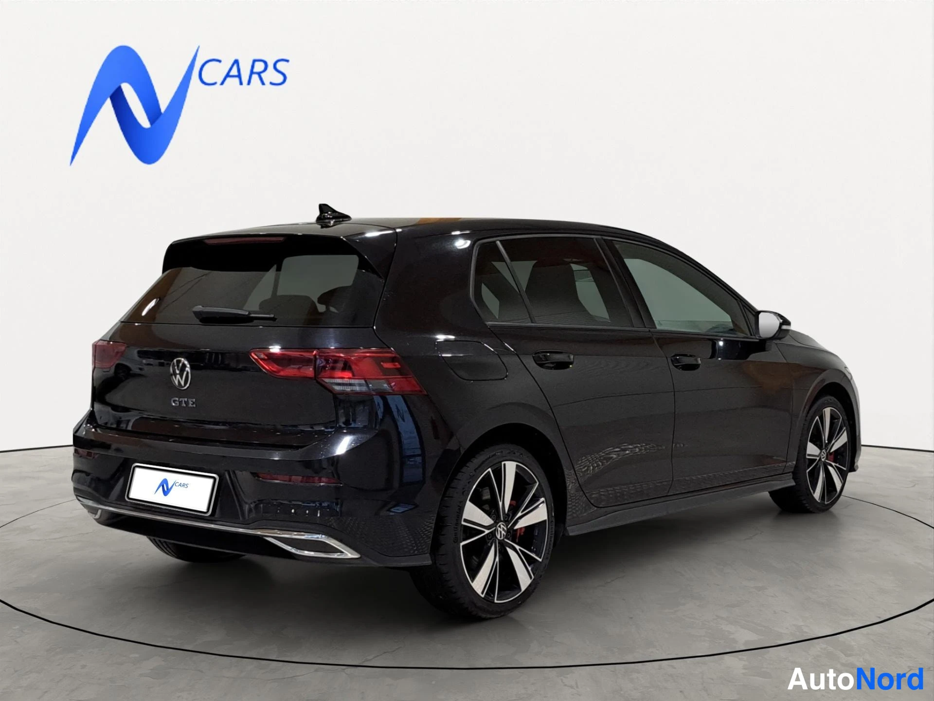 Takaviisto: Volkswagen Golf GTE takaa oikealta kuvattuna, musta