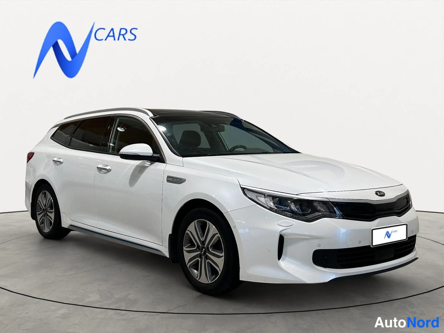 Valkoinen Kia Optima 2019, etuviisto, keula oikealle, kuva 2