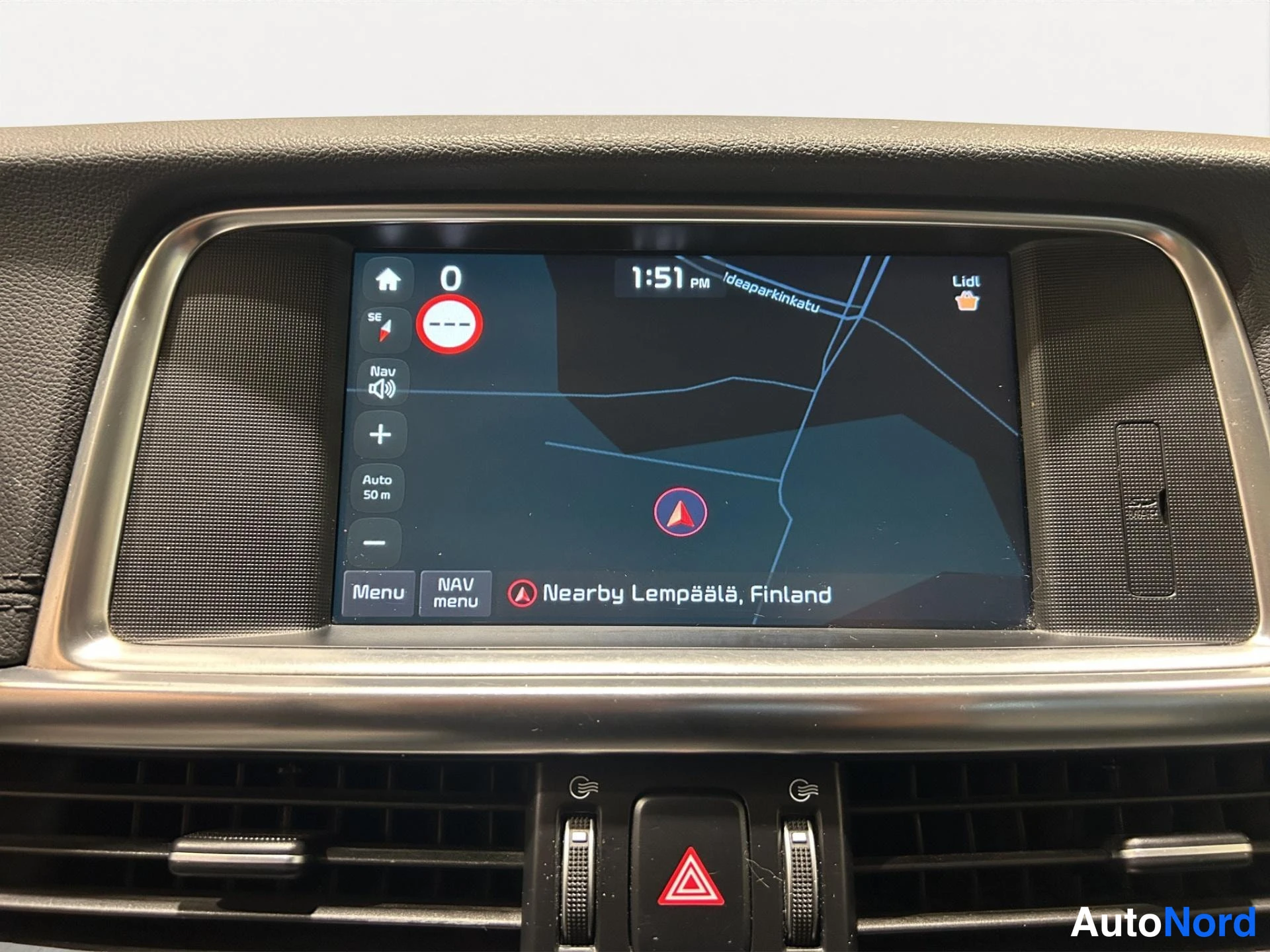 Yksityiskohta: Keskikonsolin navigoinnin kosketusnäyttö: Lempäälä, Tampereenkartta, Nav ja Auto-napit, harman/kardon -paneeli.